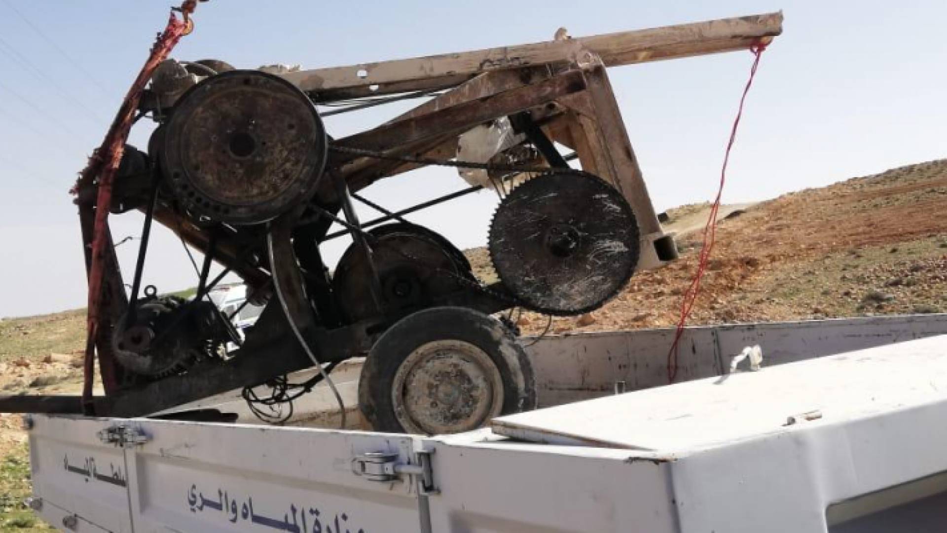 ضبط حفارة كهربائية مخالفة وردم بئر وتوقيف مالك المزرعة في معان