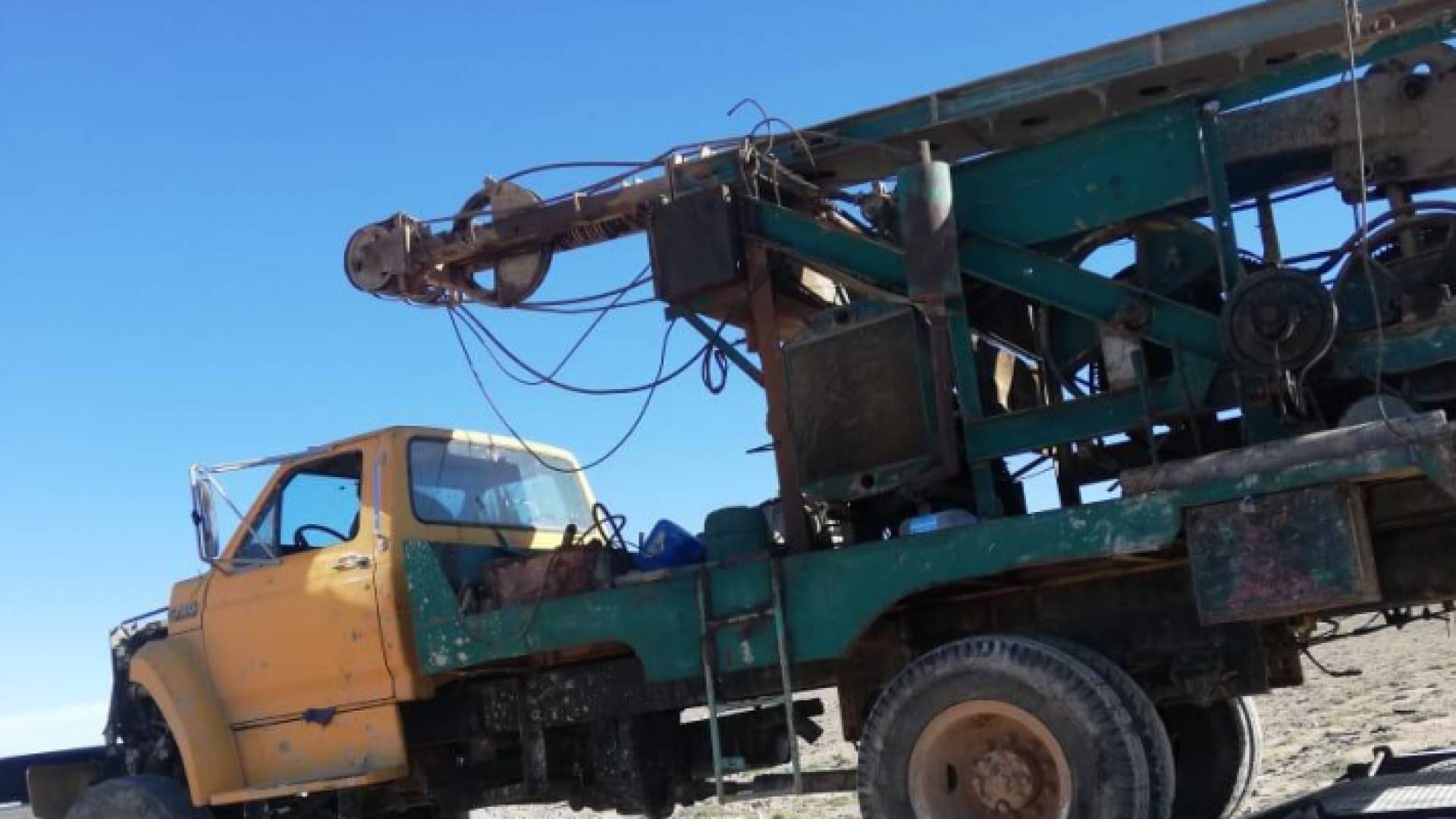 ضبط حفارة مخالفة ثانية وردم بئر وتوقيف 4 اشخاص في معان