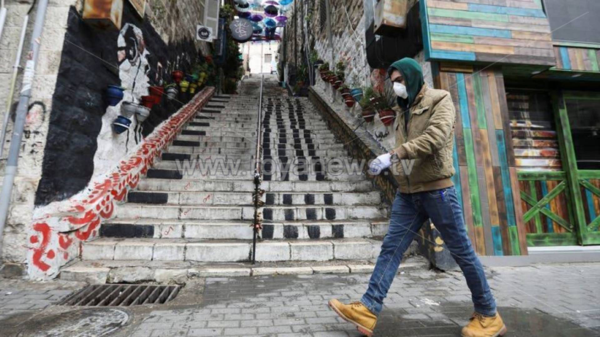 شخص يسير في منطقة وسط الببلد بالعاصمة عمان خلال أزمة كورونا