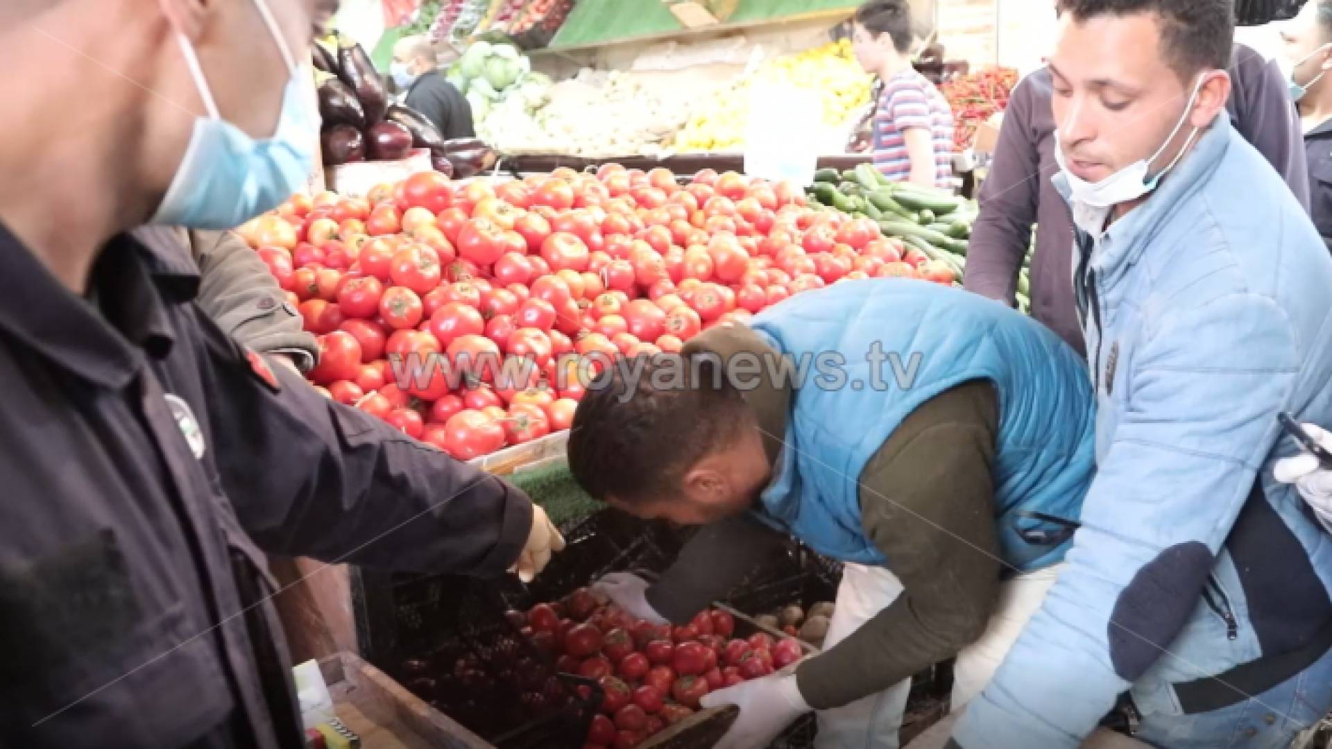 اتلاف خضروات وتنظيم البيع العشوائي في منطقة وسط البلد بعمان