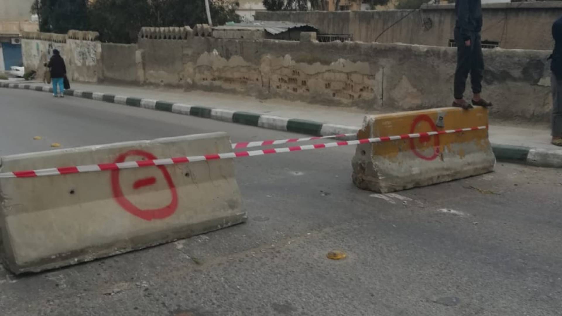 إغلاق عدد من الشوارع الرئيسية في الزرقاء