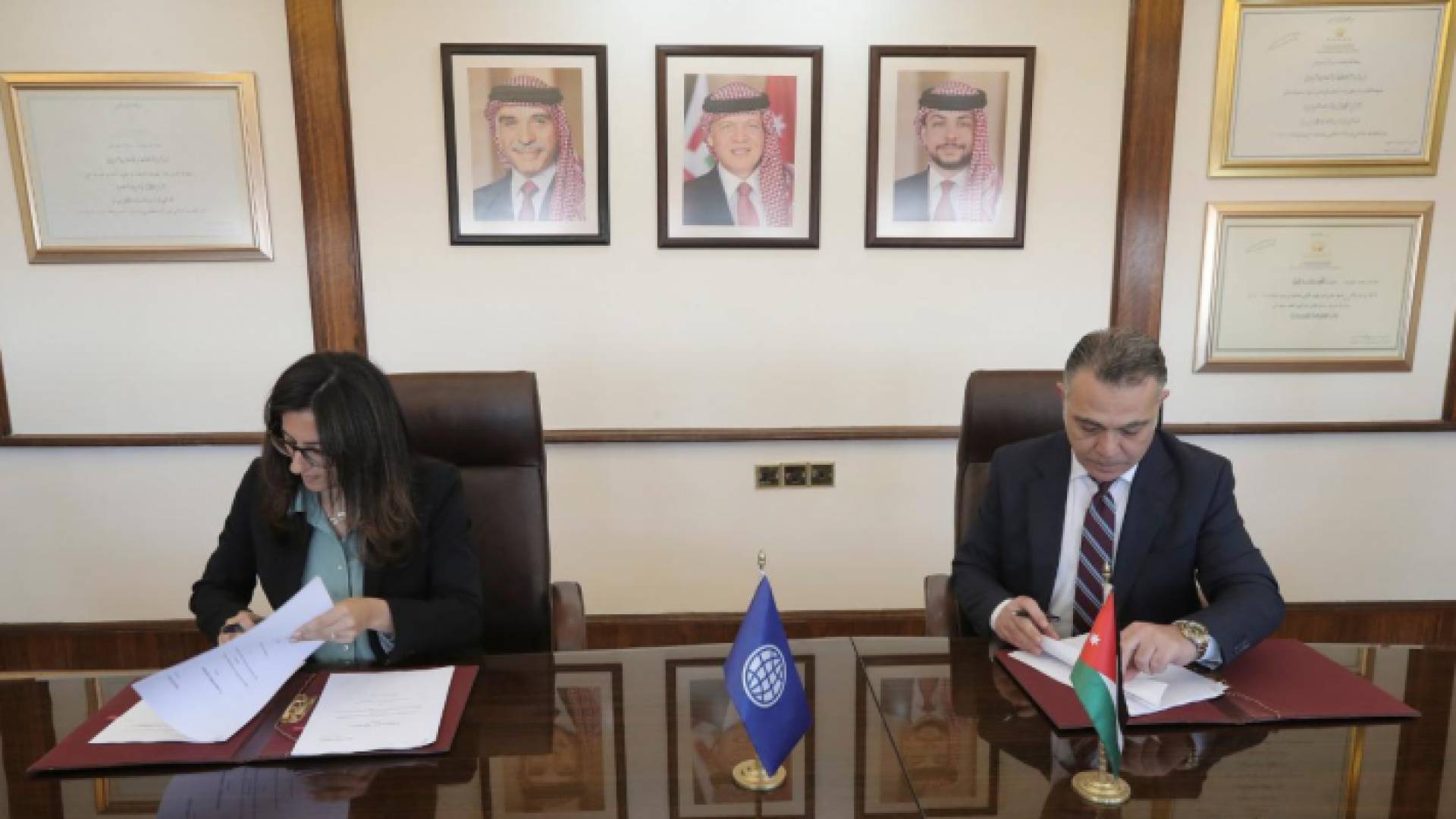 جانب من توقيع الاتفاقية