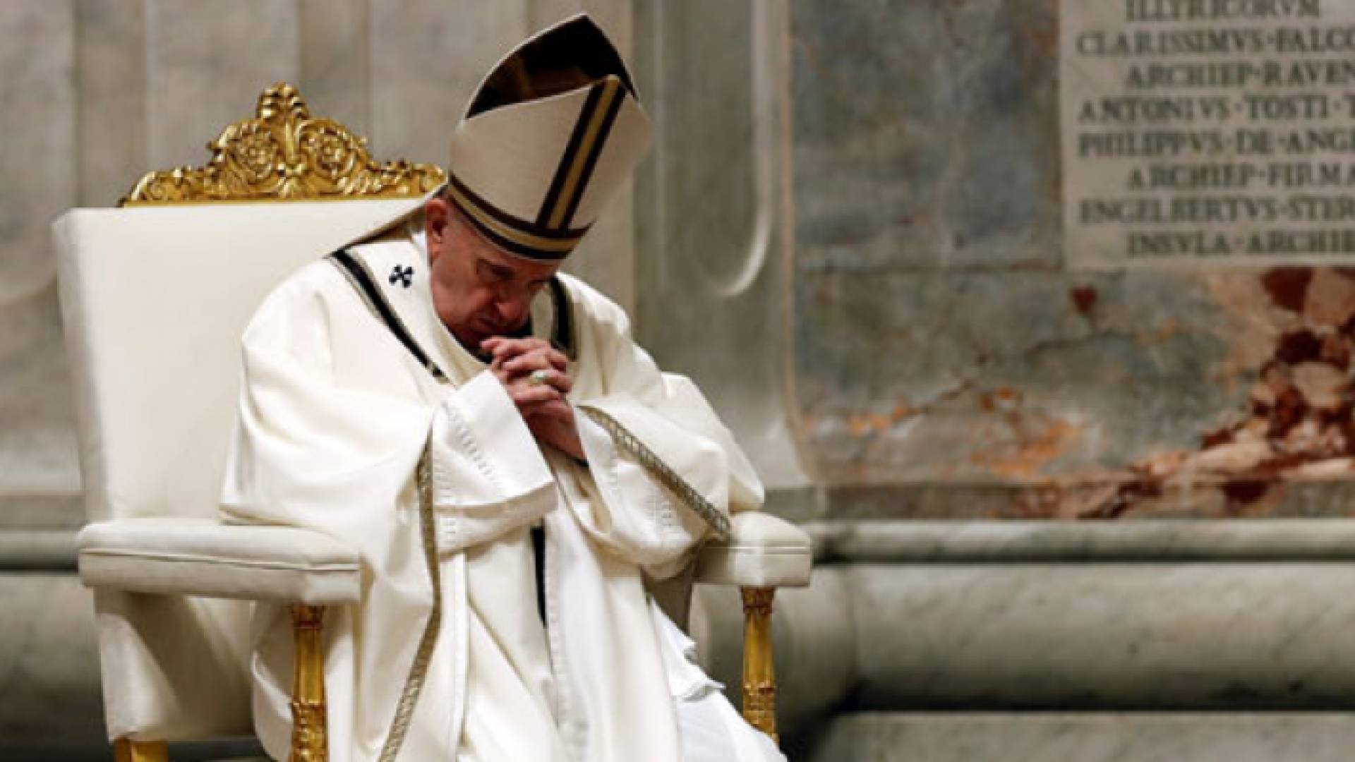 البابا يحتفل بعيد الفصح وحيدا