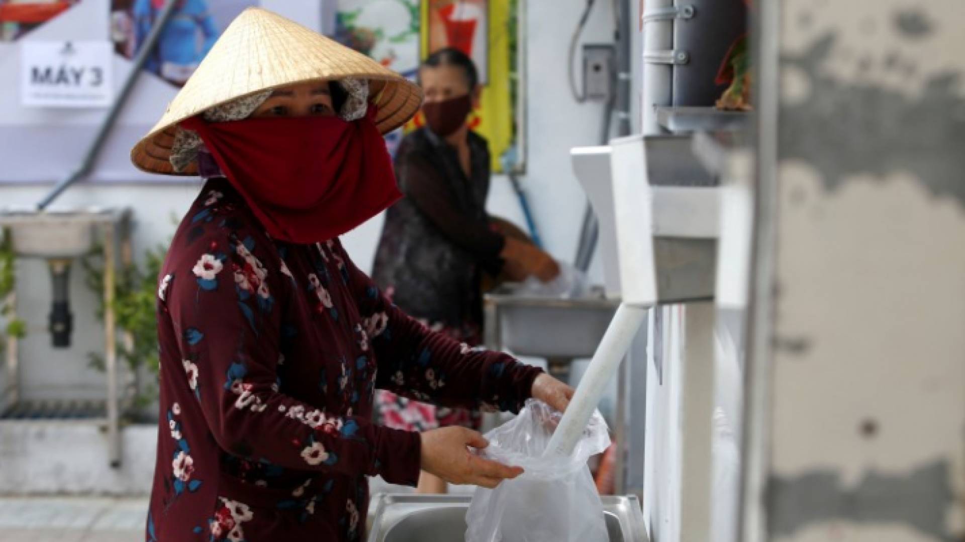 أجهزة "صراف آلي للأرز" للعاطلين عن العمل في فيتنام