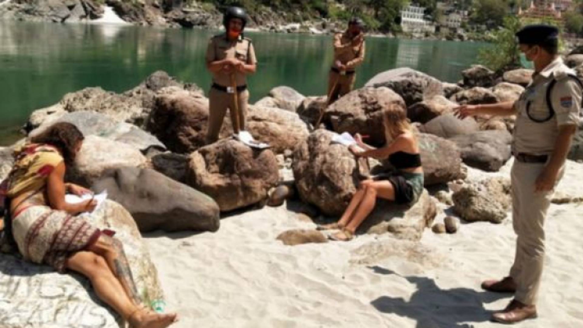 كتب السياح عبارة :" ألتزم تدابير الإغلاق، أنا آسف"