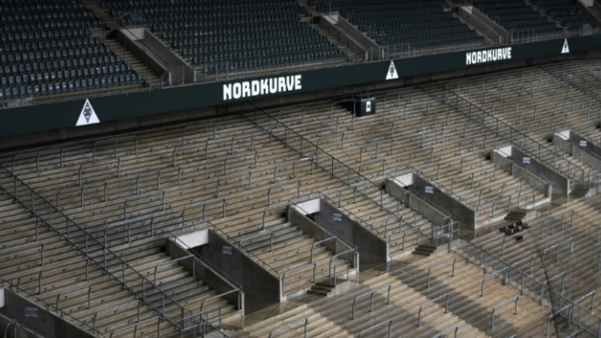 مدرجات خالية من المشجعين في ملعب نادي بوروسيا مونشنغلادباخ الألماني