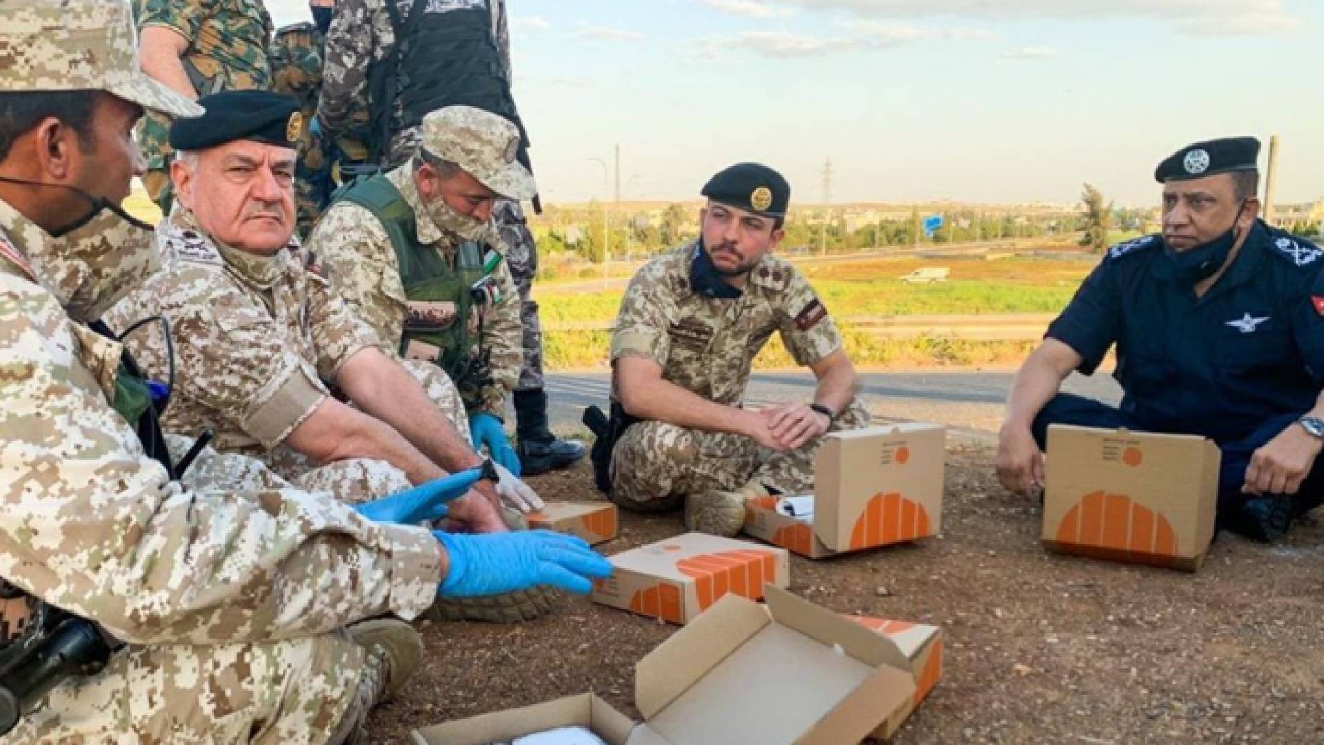 ولي العهد يزور احدى نقاط التفتيش المشتركة من القوات المسلحة والاجهزة الامنية ويشاركهم وجبة العشاء