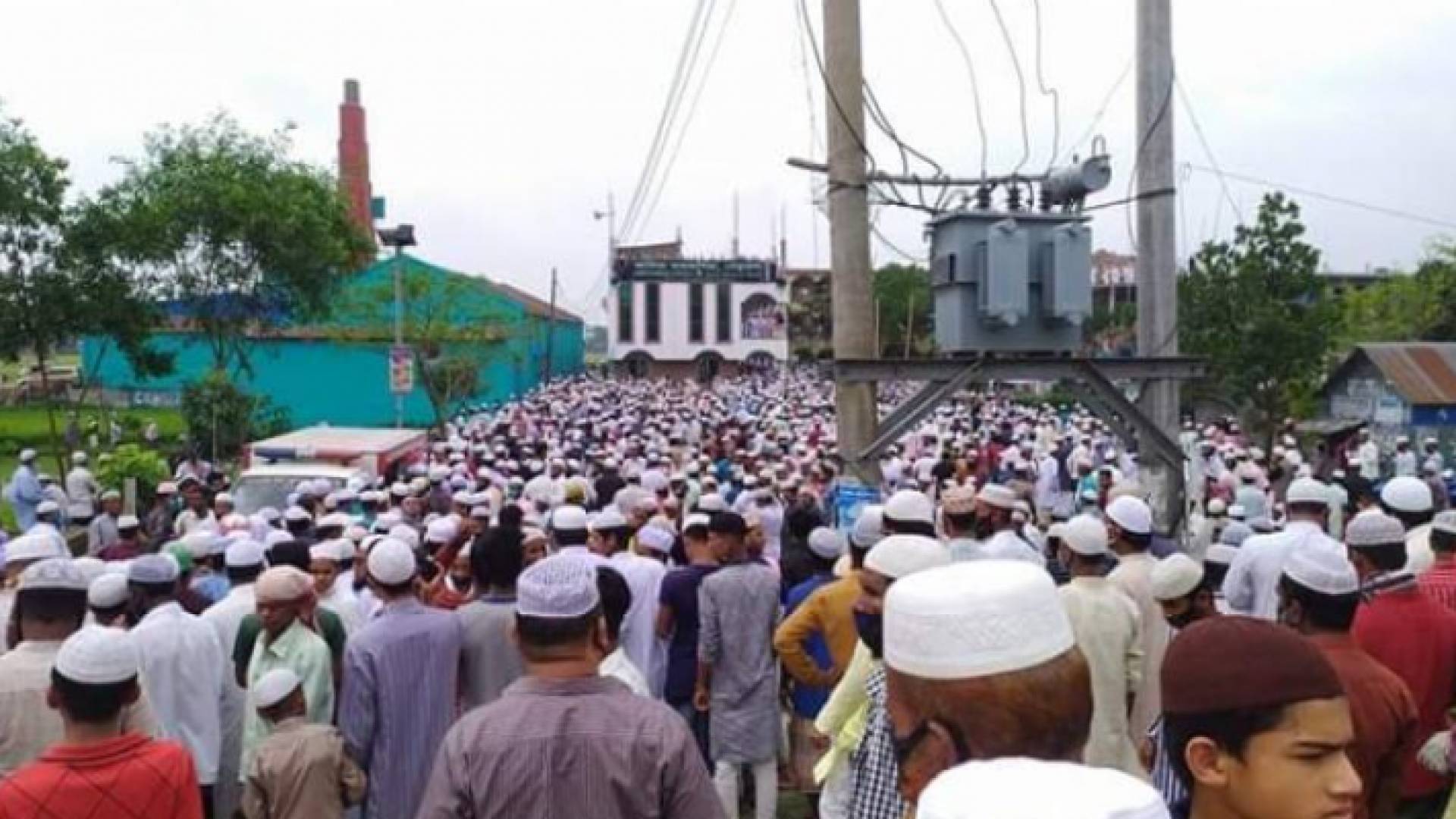 الآلاف يتحدون الإغلاق حظر التجول في بنغلادش لحضور جنازة