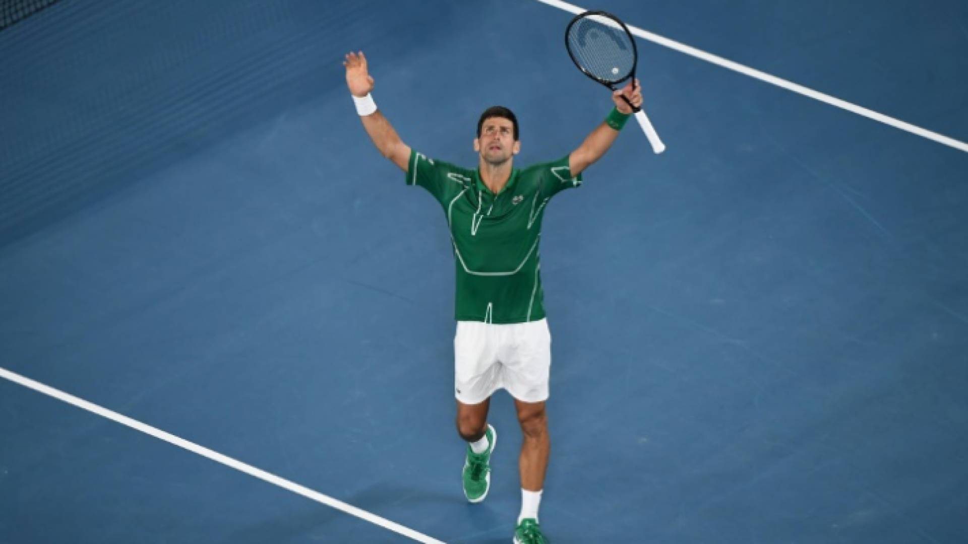 الصربي نوفاك ديوكوفيتش يحتفل بتأهله الى المباراة النهائية لبطولة استراليا المفتوحة في كرة المضرب