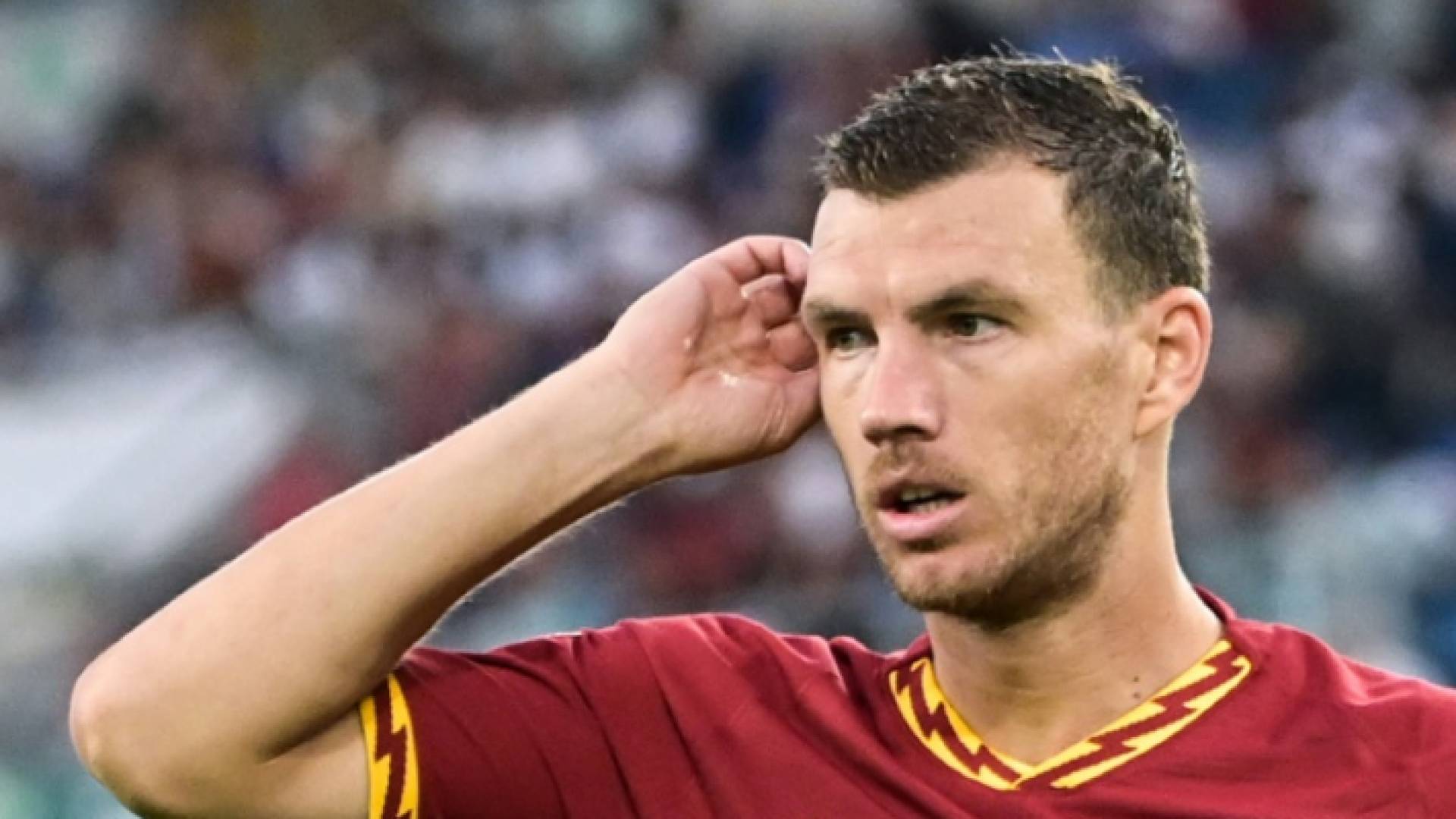 البوسني ادين دزيكو لاعب روما خلال المباراة امام سوولو في الدوري الايطالي