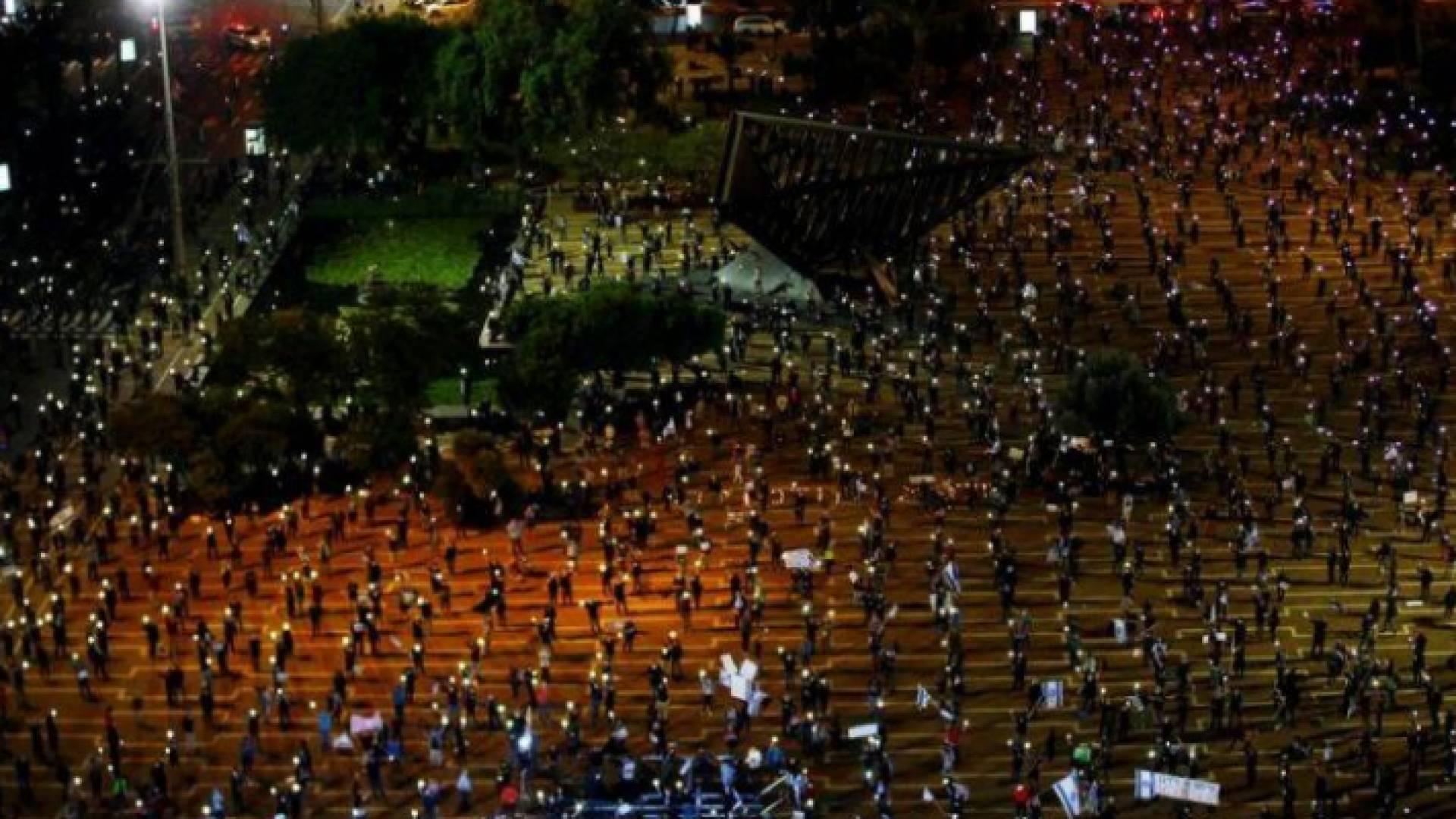 متظاهرون خلال احتجاج ضد نتنياهو في تل أبيب يوم الاحد