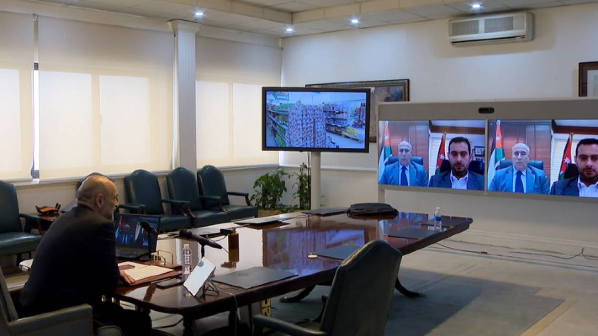 الرزاز يطمئن على توفر السلع الأساسية في السوق المحلي خلال شهر رمضان