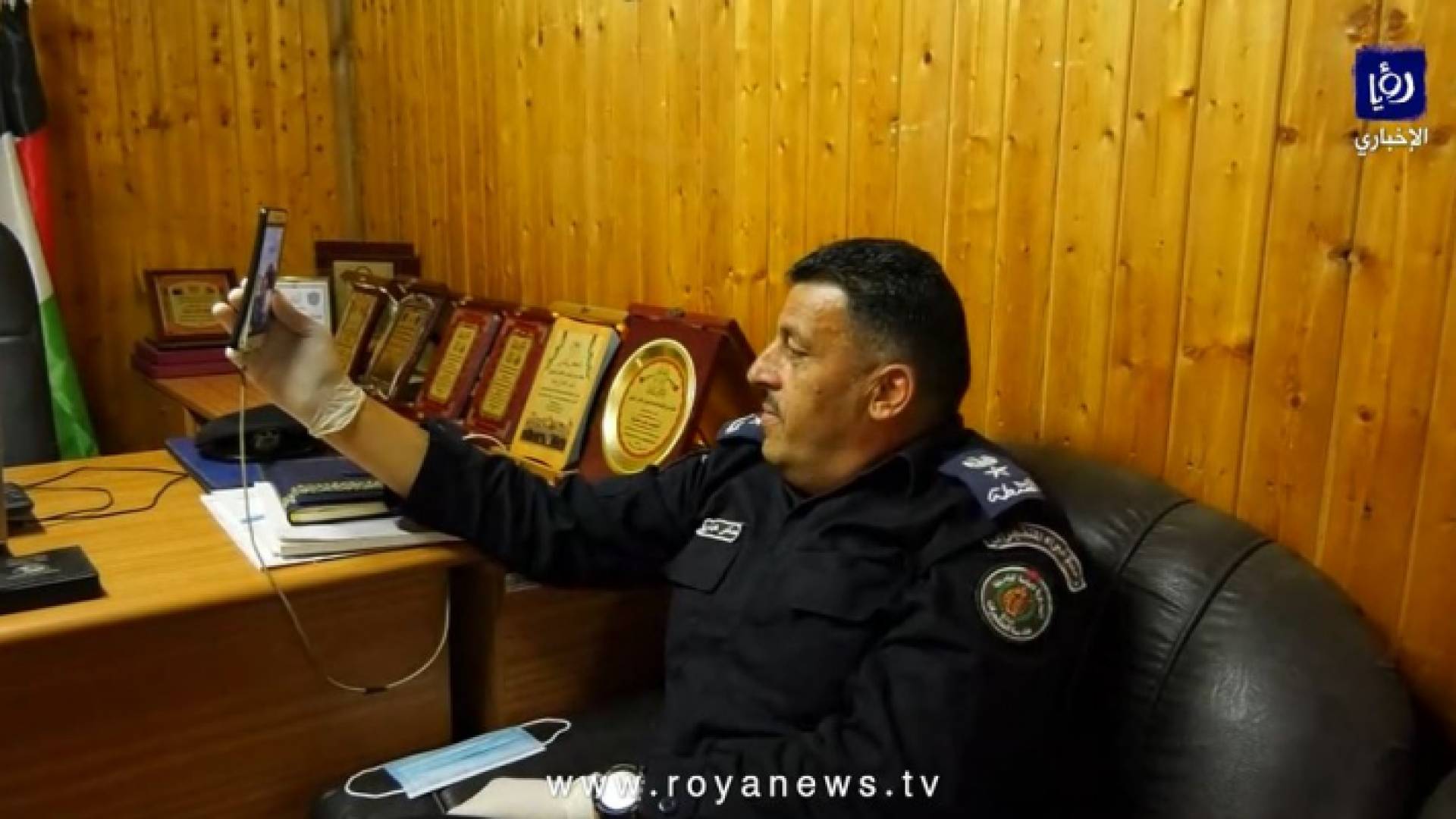 في زمن كورونا .. شرطي فلسطيني يحتفل بزفاف ابنته في الأردن عبر شاشة هاتفه