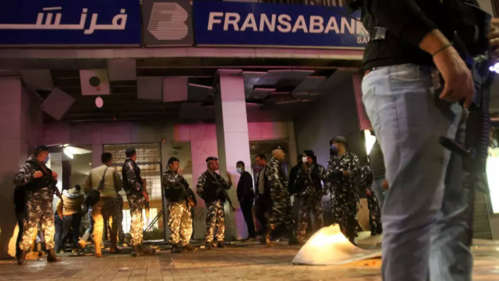 الشرطة أمام المصرف الذي تعرض للاعتداء في صيدا - ا ف ب