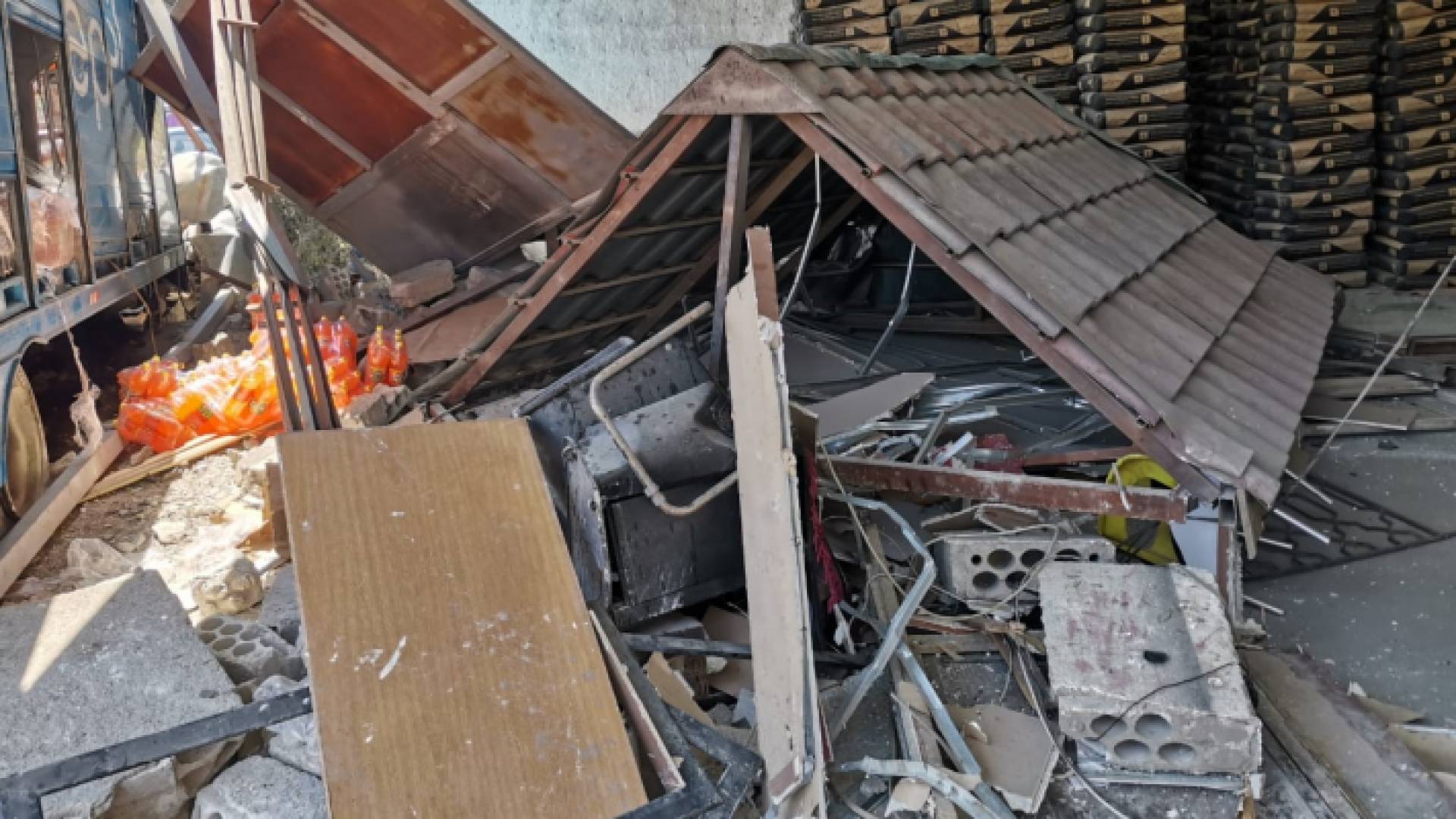 تدهور شاحنة في عنجرة