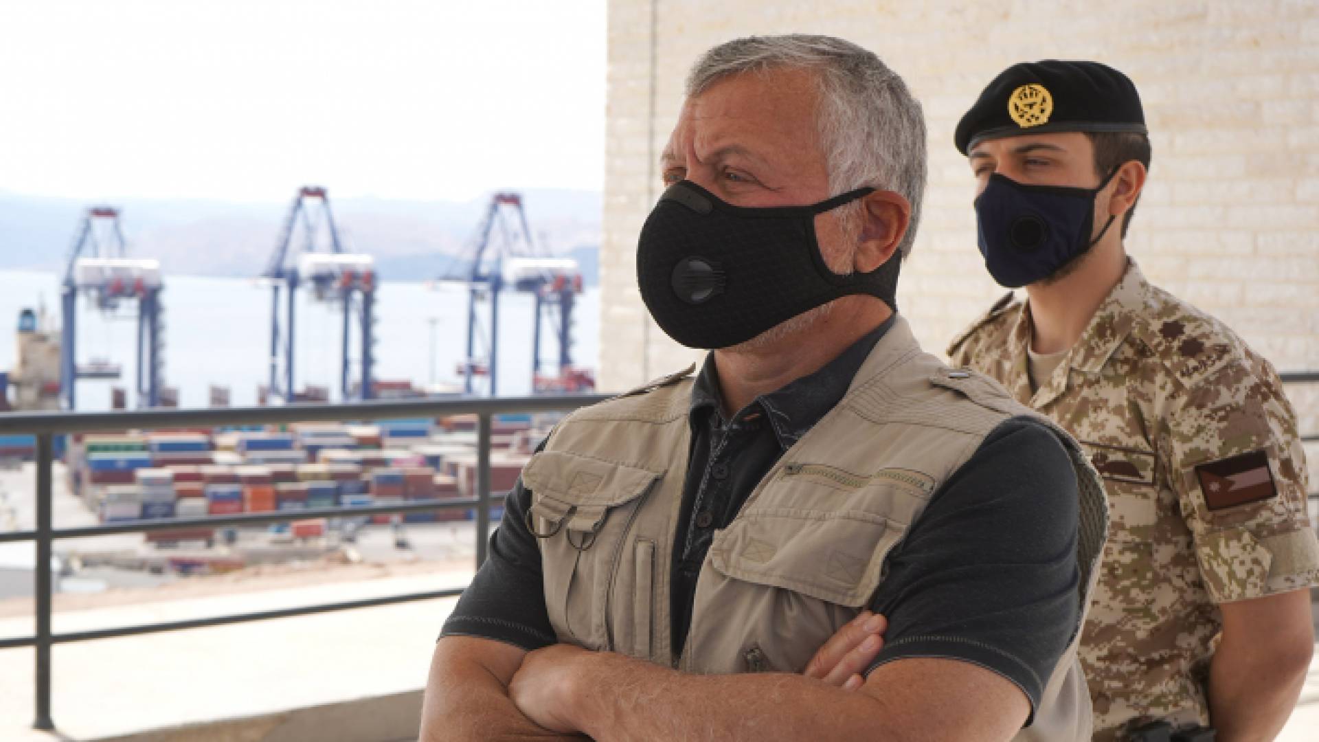 الملك يتفقد حركة شحن ونقل البضائع في ميناء الحاويات في العقبة