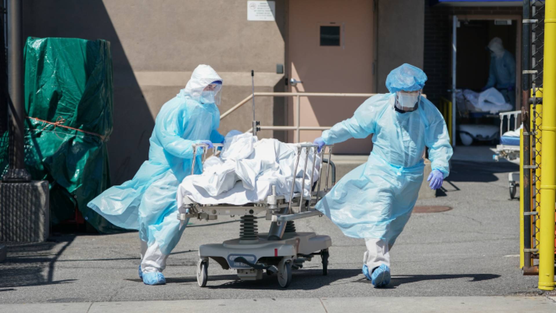 تعد الولايات المتحدة الدولة الأكثر تسجيلا للوفيات جراء الفيروس مع أكثر من 57200 وفاة