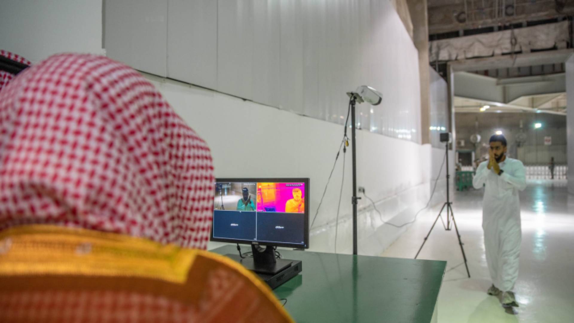 لا يدخل أحد الحرم إلا وقد خضع للفحص الدقيق