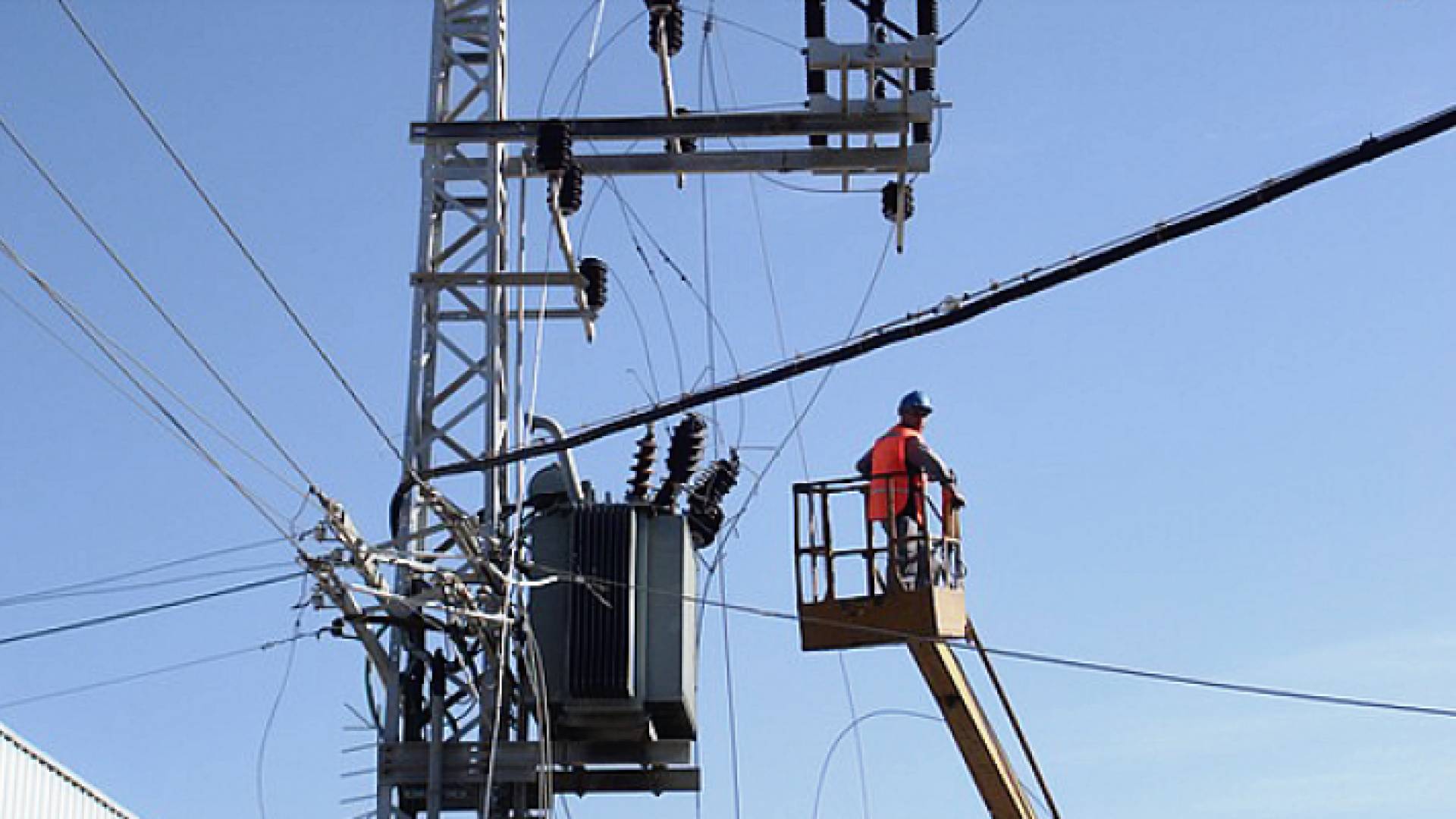 صيانة اعمدة الكهرباء