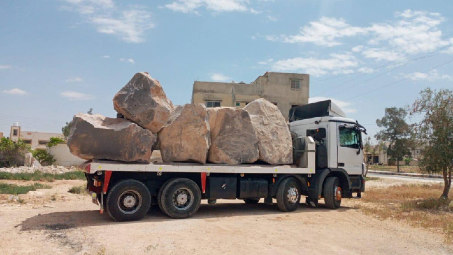 ضبط شاحنة محملة بالبازلت المستخرج بطريقة مخالفة في الهاشمية