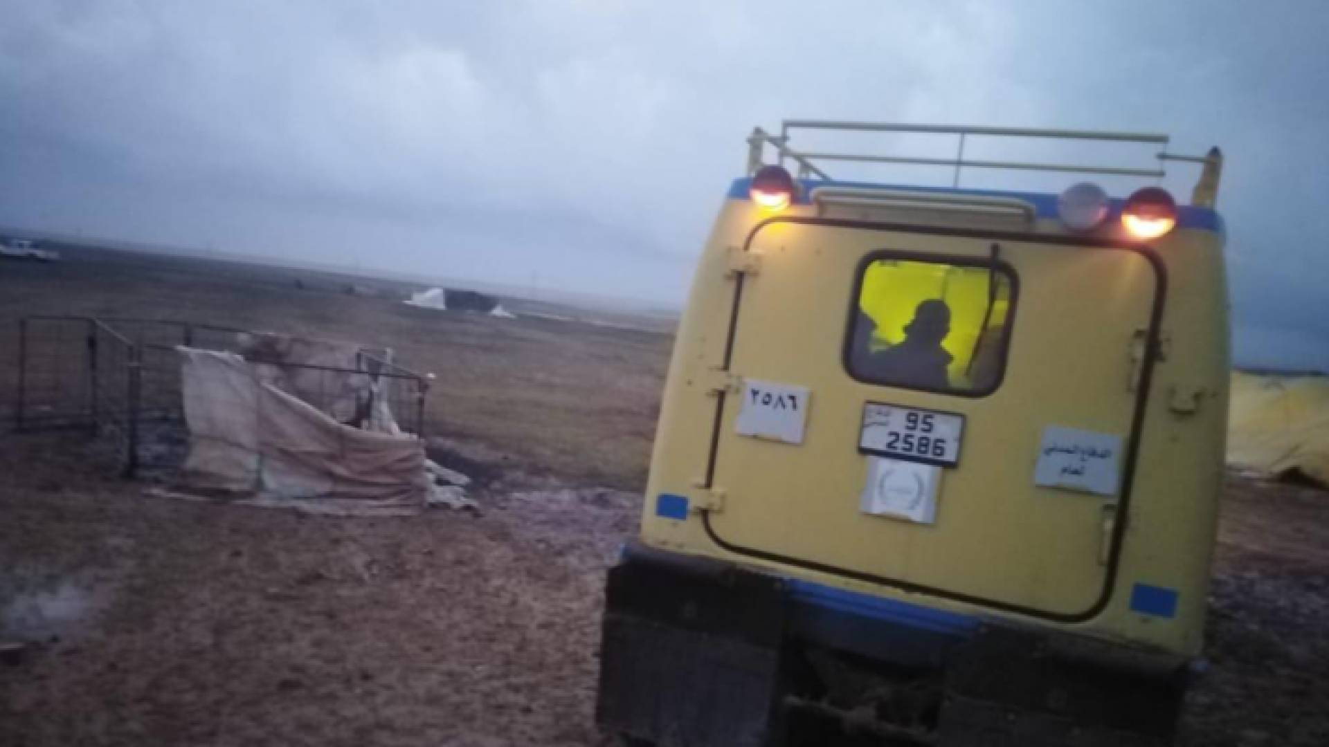 الدفاع المدني ينقذ ثمانية اشخاص داهمتهم السيول في معان