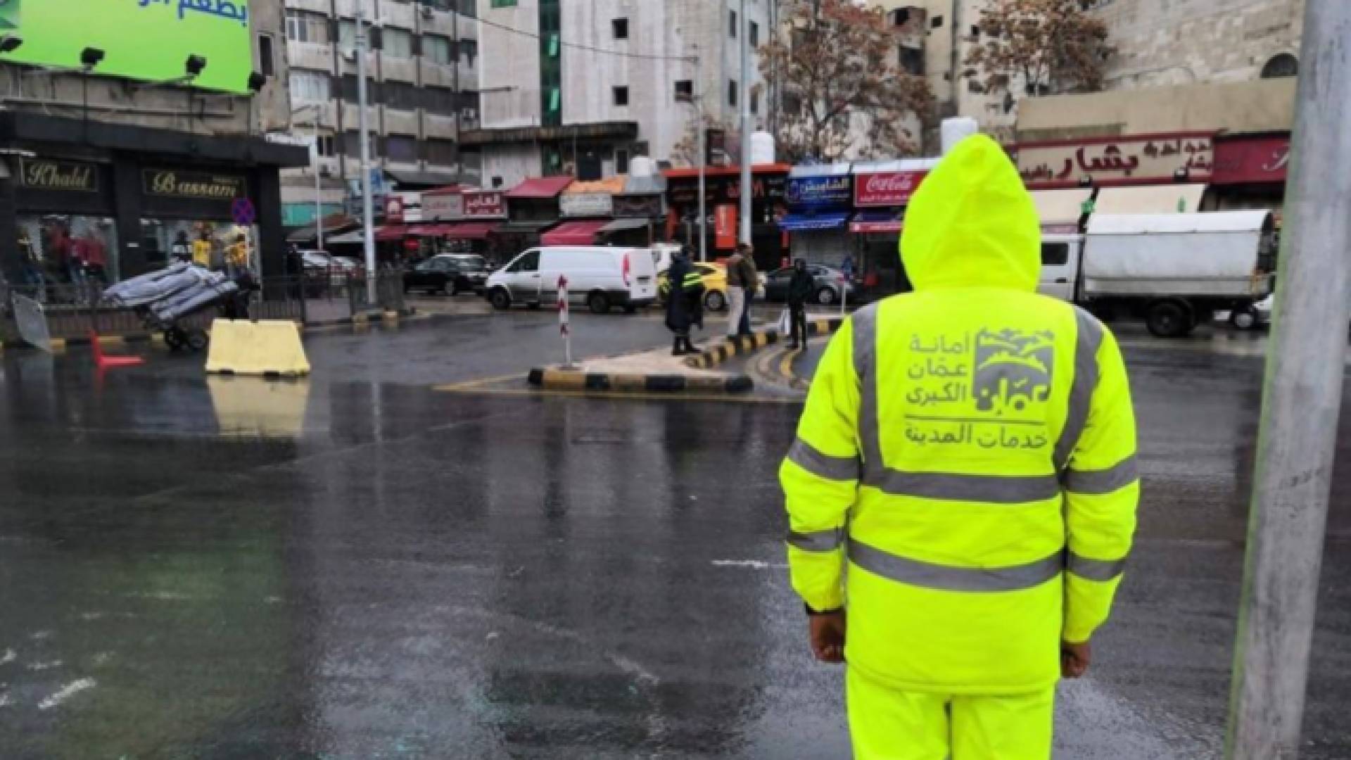 يرجى الإبتعاد عن المناطق المنخفضة ومجاري السيول