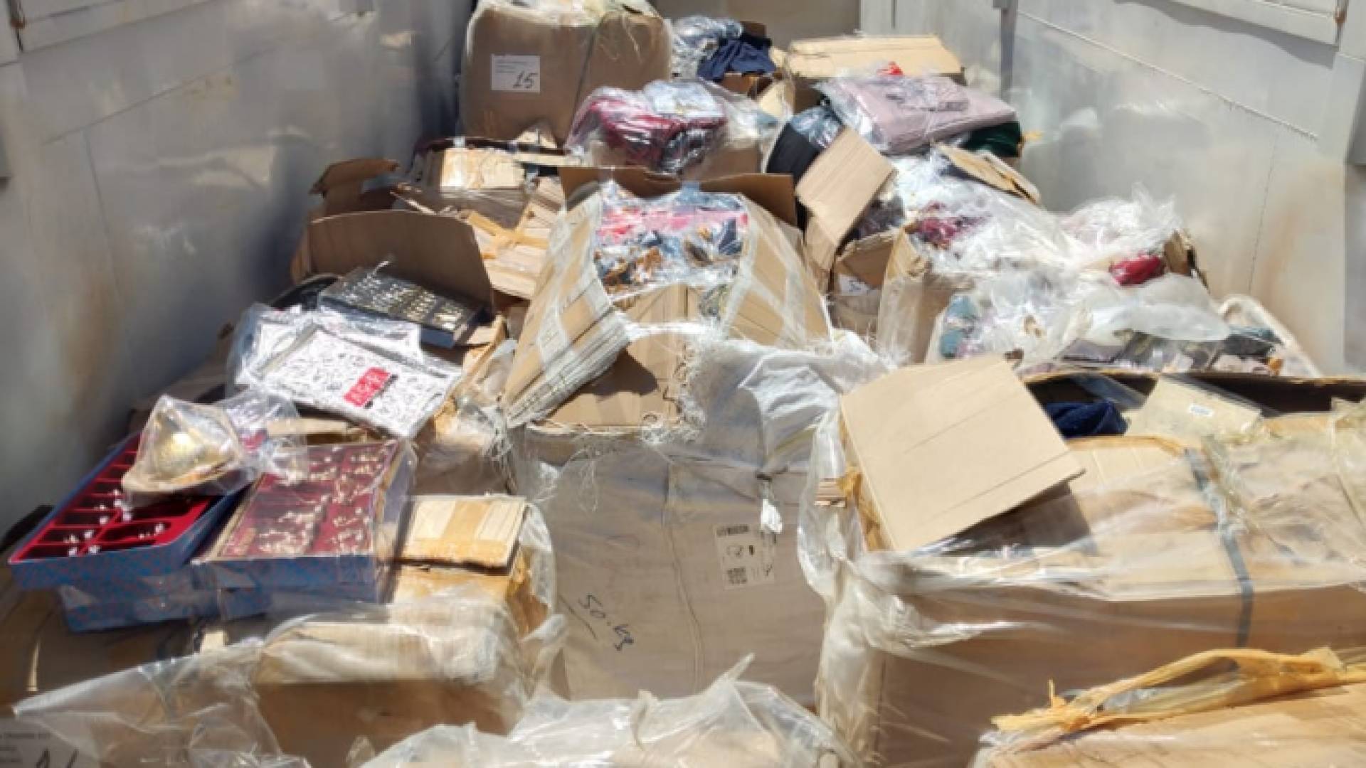 الجمارك الأردنية تحبط تهريب قلاب يحمل البسة