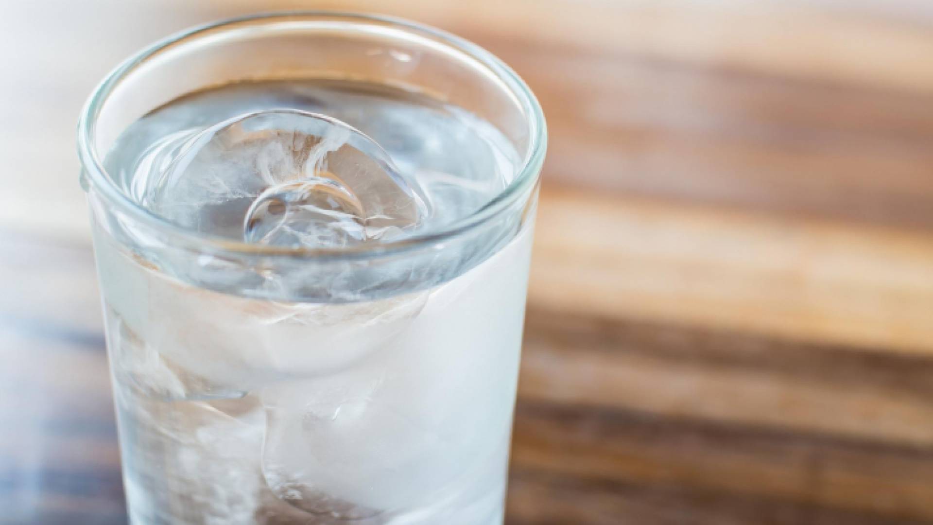 شرب الماء بكثرة قد يسبب العطش بالنهار