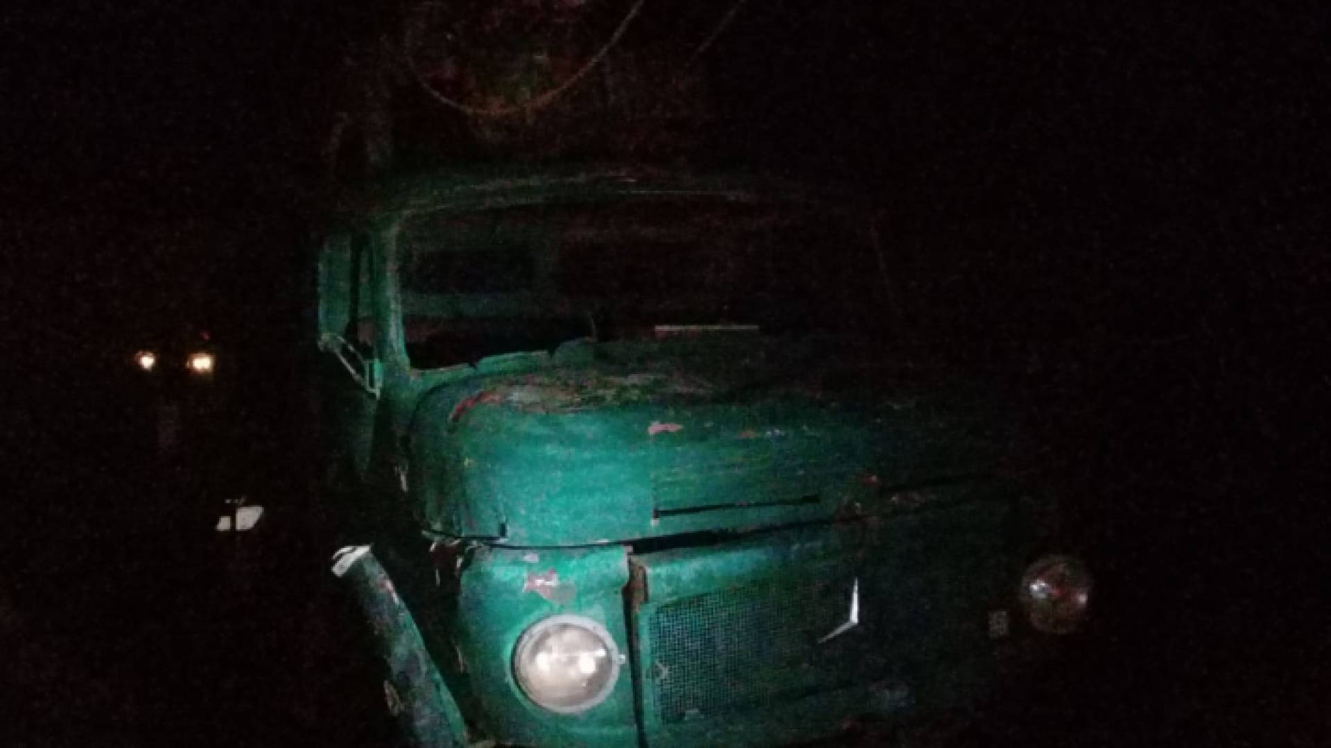 ضبط حفارة وتوقيف شخص داخل مزرعة في معان