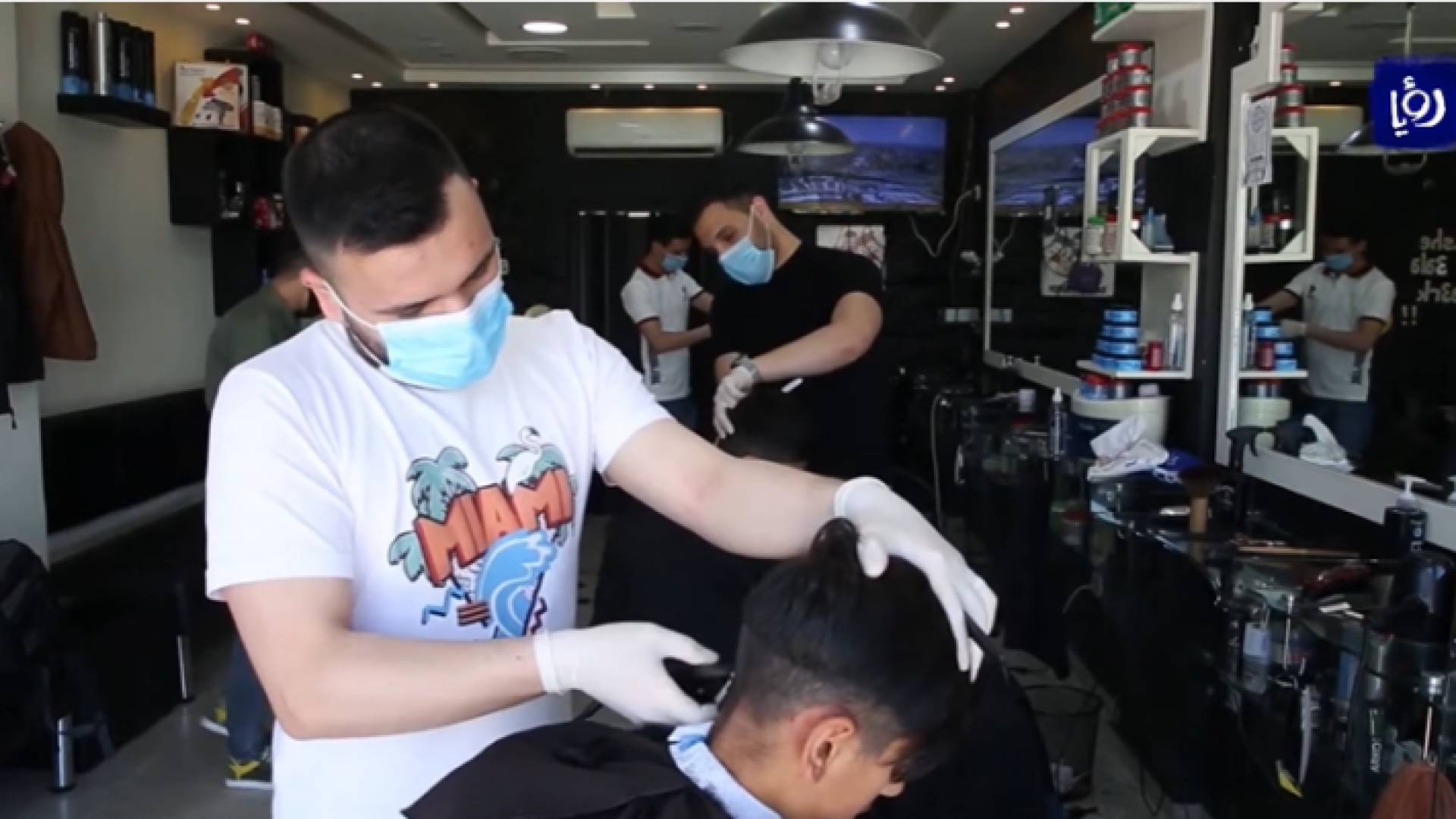 الفرشاة والمقص يعاودان العمل بعد انقطاع بسبب فيروس كورونا