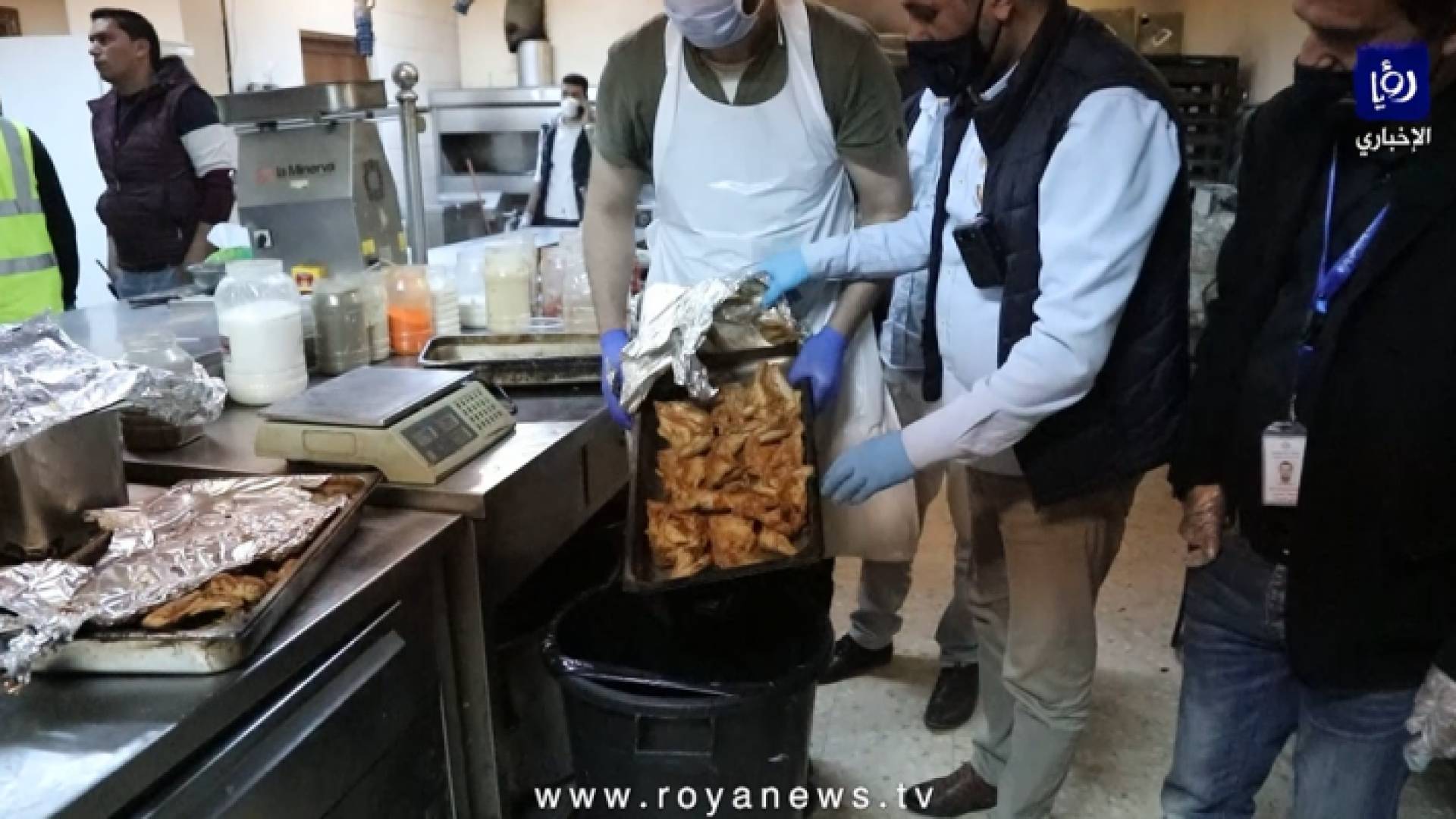 إتلاف لحوم ومواد غذائية فاسدة في أحد المطاعم بمنطقة الياسمين بعمان