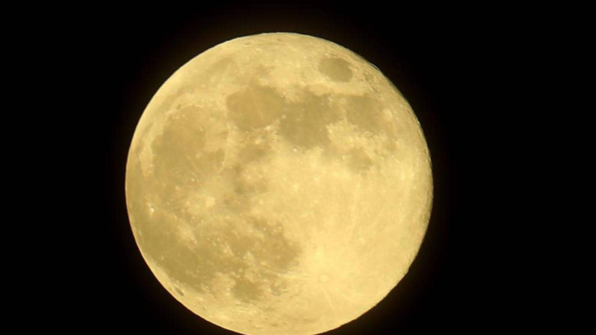 القمر العملاق