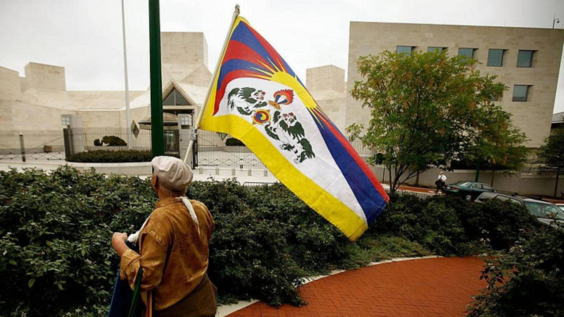 محتج أمام سفارة بكين في واشنطن - أرشيفية