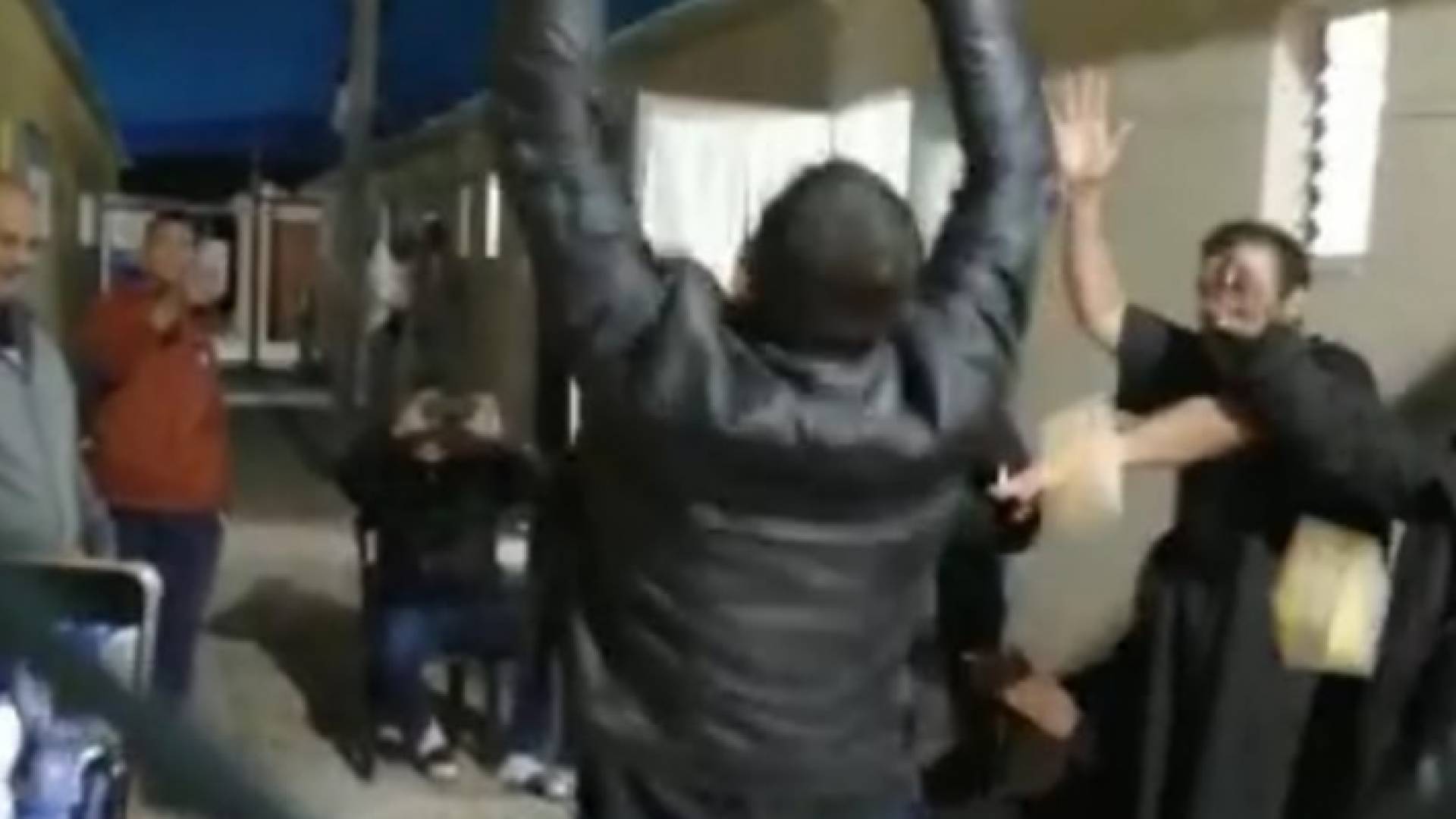 الفيديو المتداول أمام الكرفانات قديم وليس في الأردن