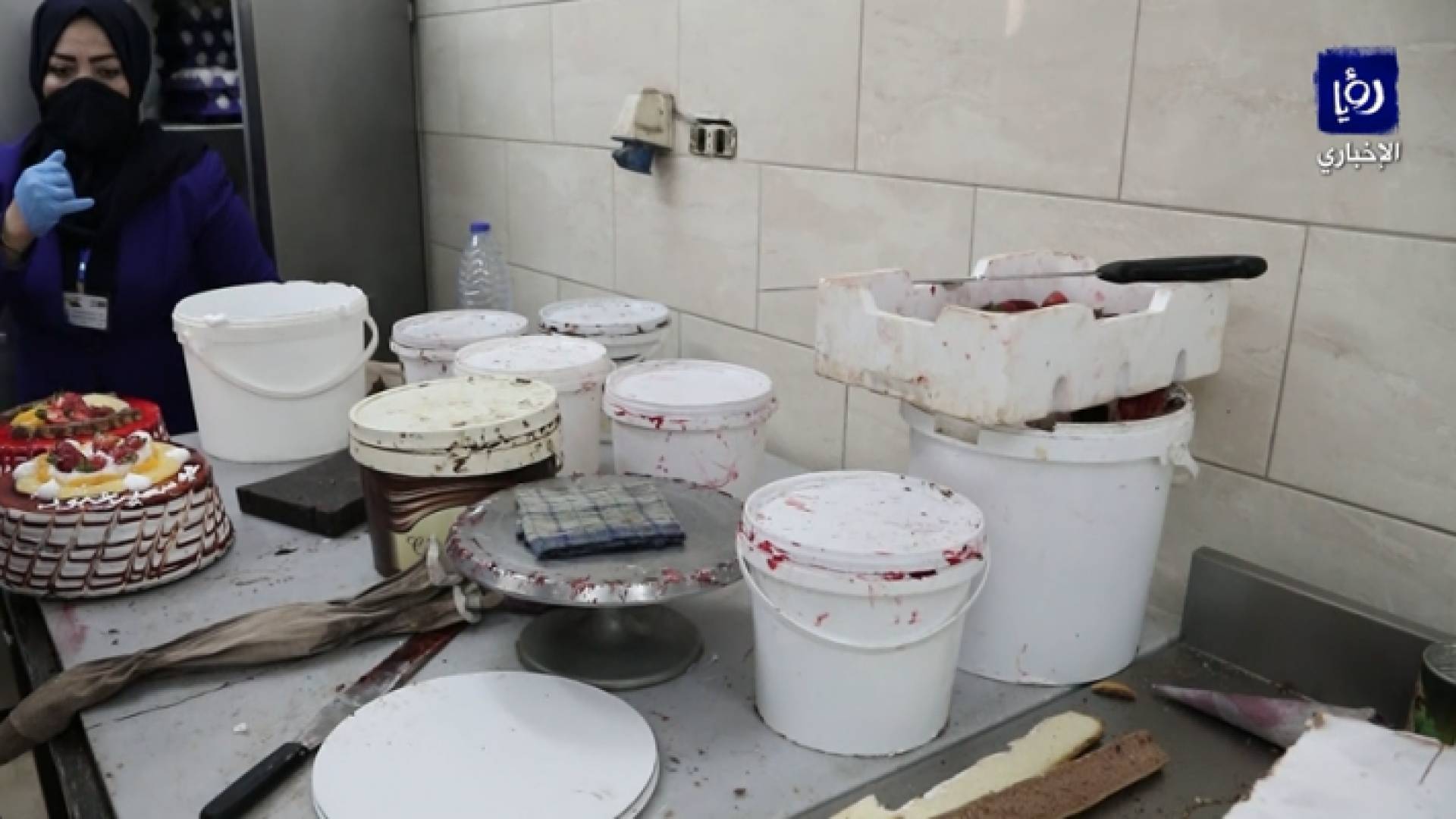 إتلاف كميات كبيرة من الحلويات الفاسدة بإحدى محلات البيع في حي نزل بعمان
