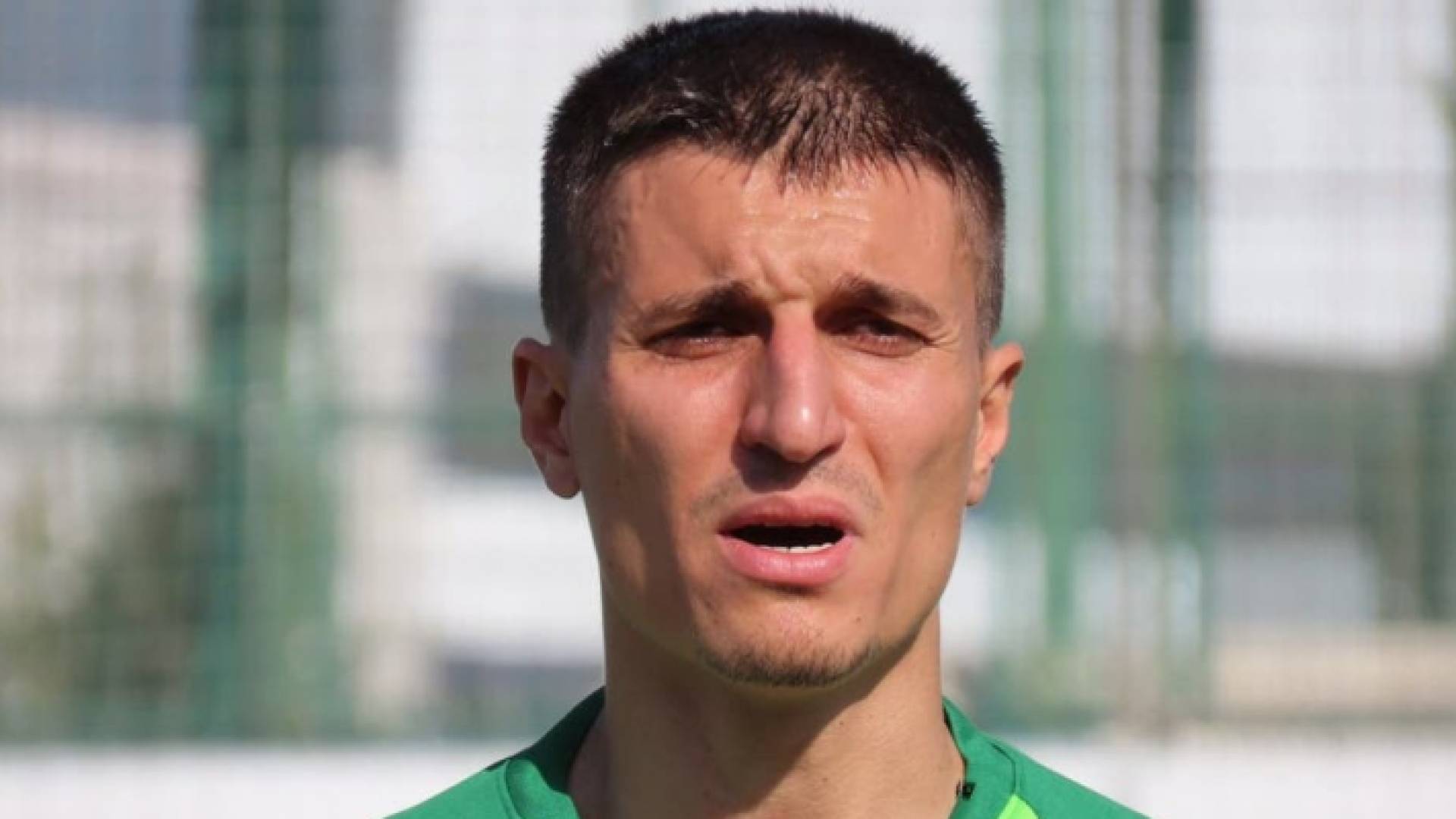 كتم أنفاسه 15 دقيقة.. لاعب كرة تركي يقتل طفله بيديه!