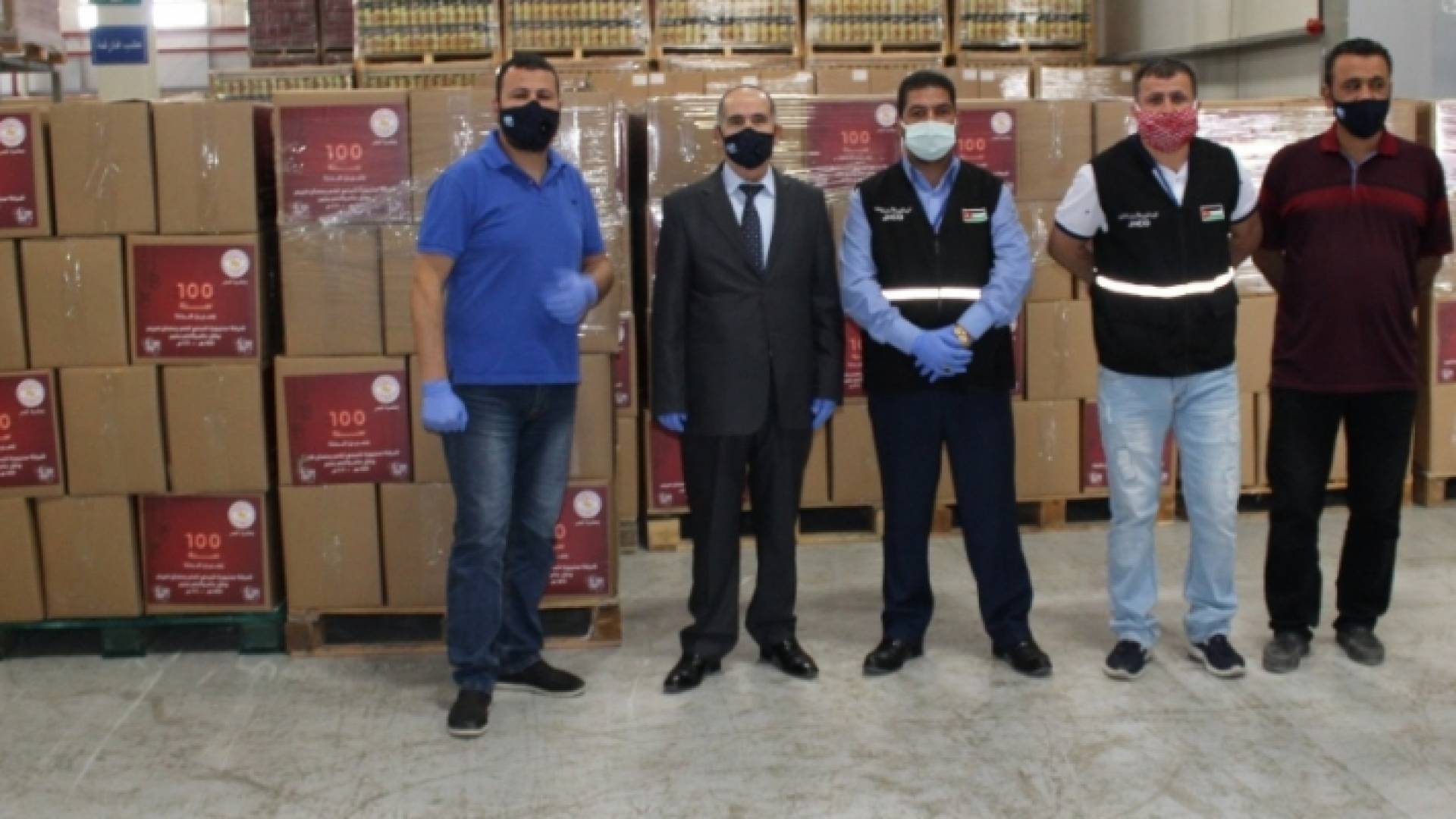 "سنيورة" توزع 1000 طرد غذائي على العائلات المتضررة نتيجة فيروس كورونا المستجد