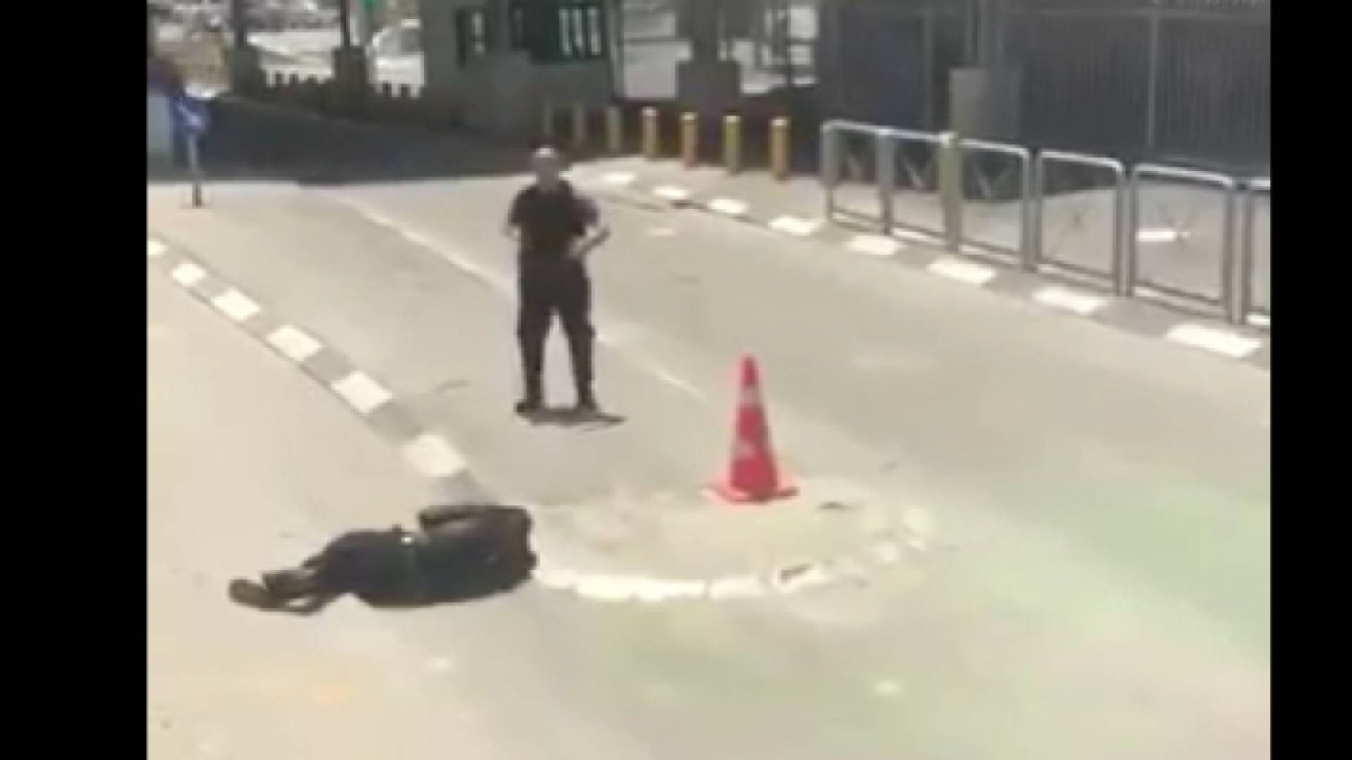 لحظة اطلاق النار على الشاب الفلسطيني