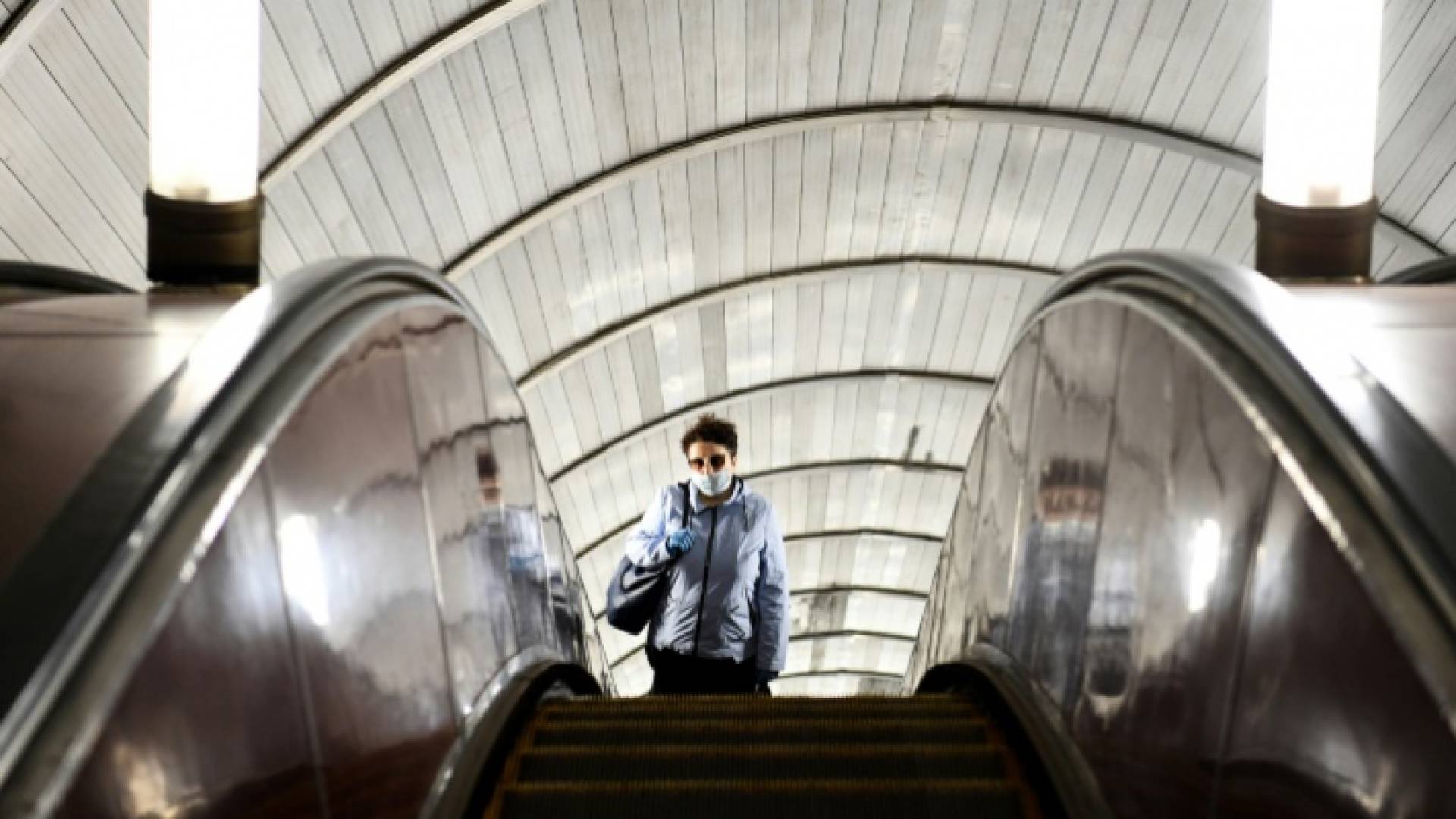 كبير خبراء الأوبئة في أمريكا يحذر من التسرع فيما العالم يخرج تدريجيا من العزل