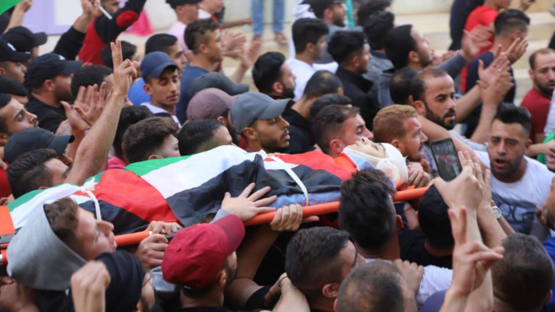 الفلسطينيون يشيعون جثمان الشهيد الطفل قيسية