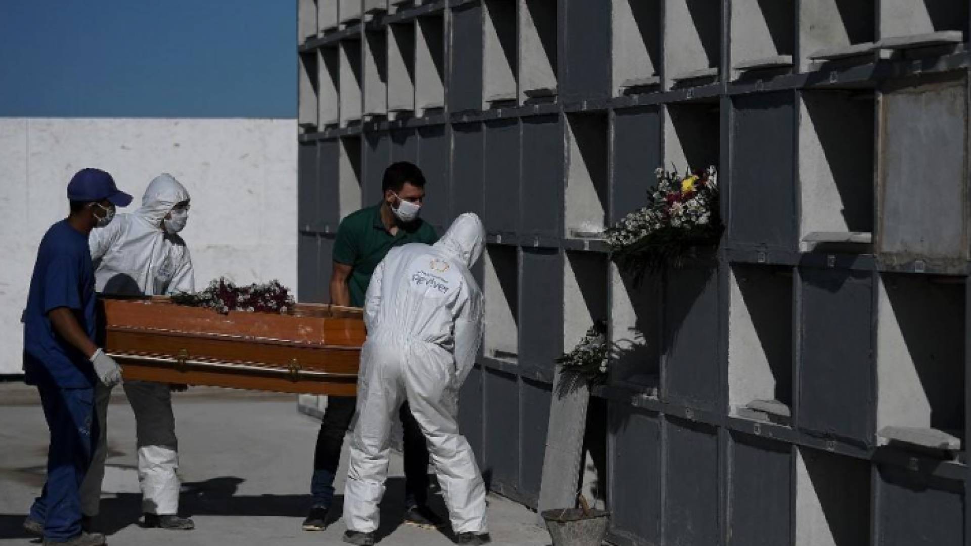 وفيات كورونا حول العالم تتجاوز 295 ألفا