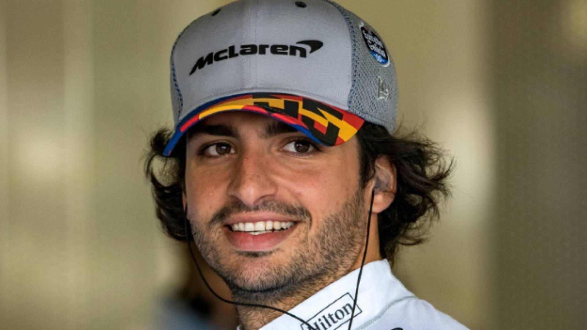 وقف ساينز على المنصة للمرة الاولى العام الماضي عندما حل ثالثا في البرازيل