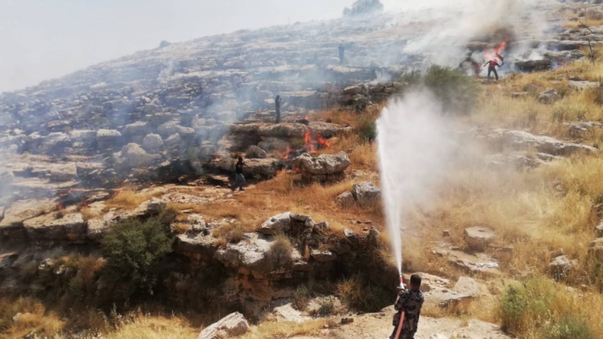 دفاع مدني مادبا يتعامل مع 4 حرائق في آن واحد