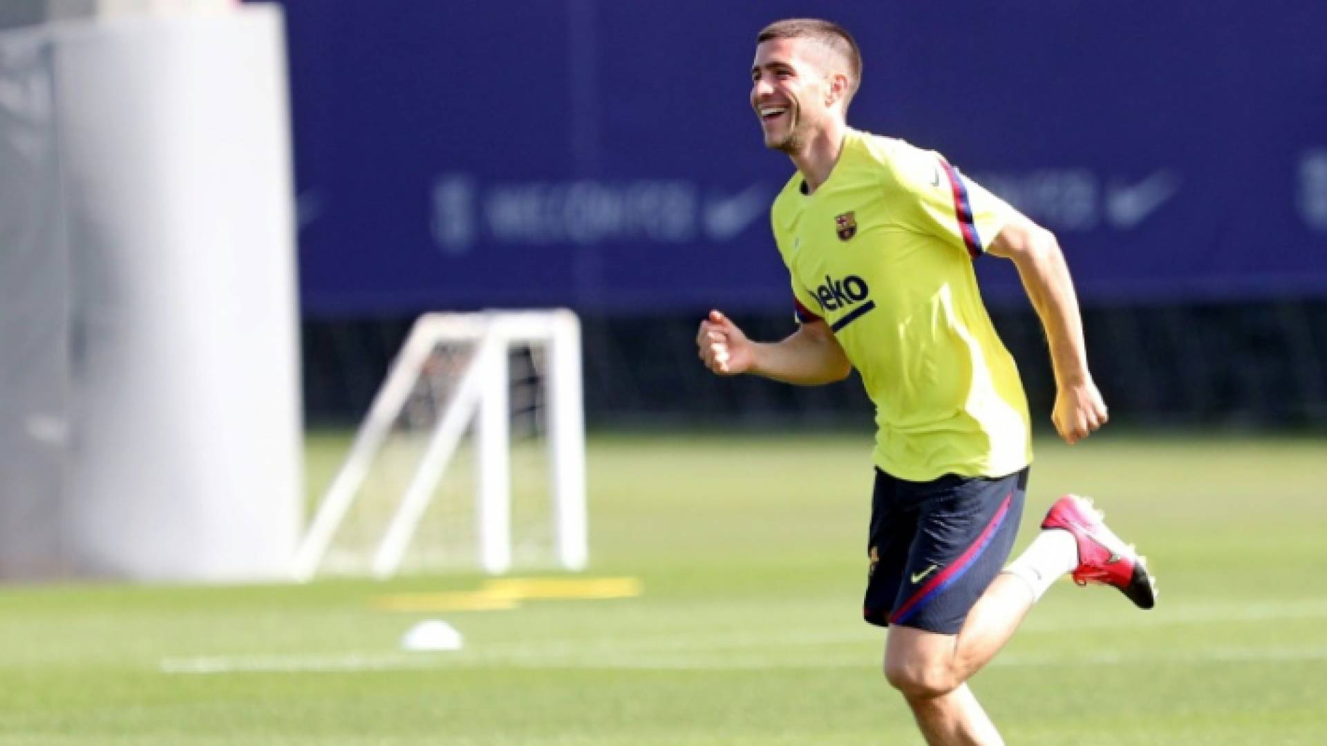 صورة وزعها نادي برشلونة الإسباني للاعبه سيرجي روبرتو خلال حصة تدريبية في الثامن من أيار 2020