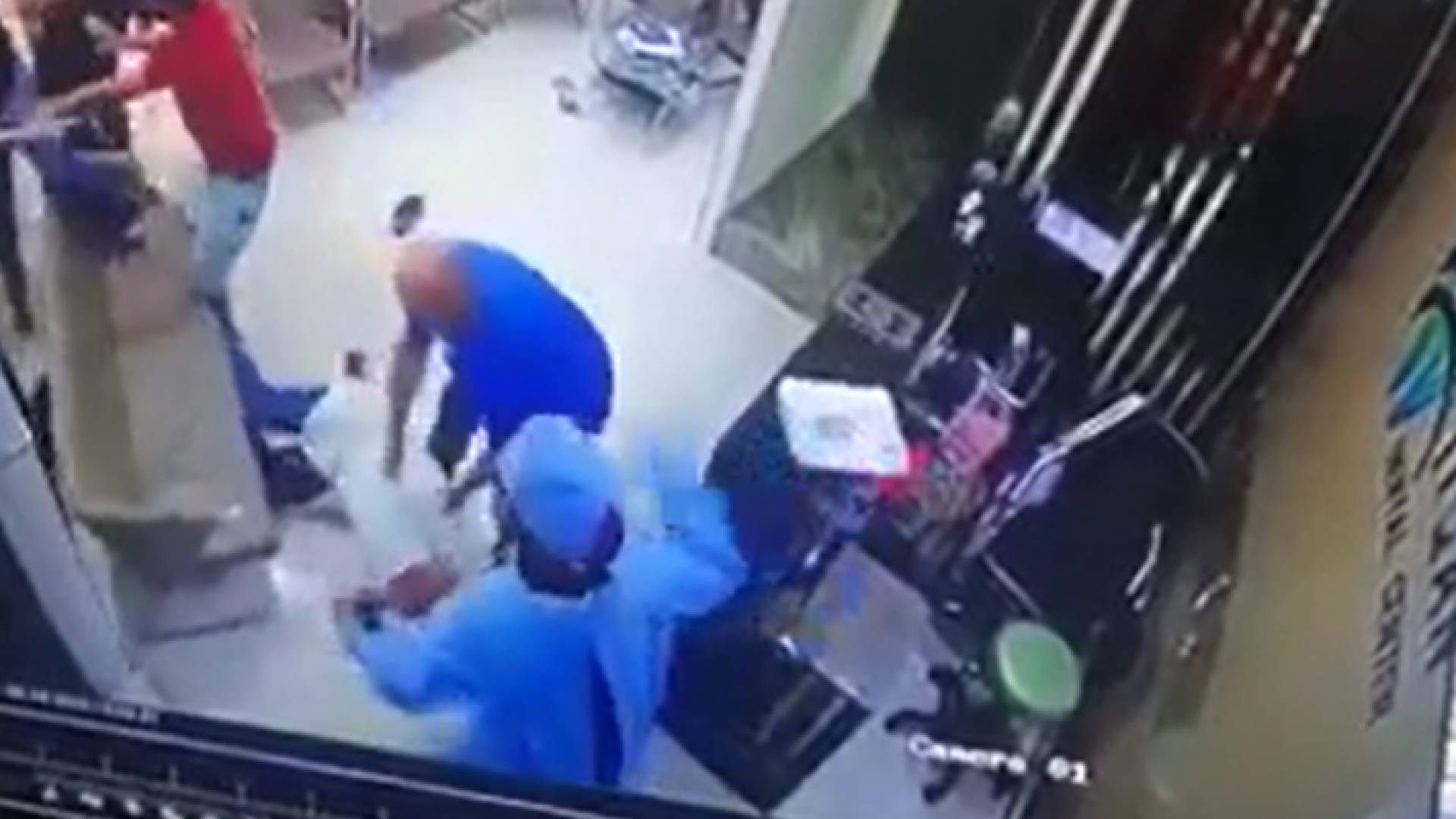 صورة من الفيديو للحظة الاعتداء على الطبيب