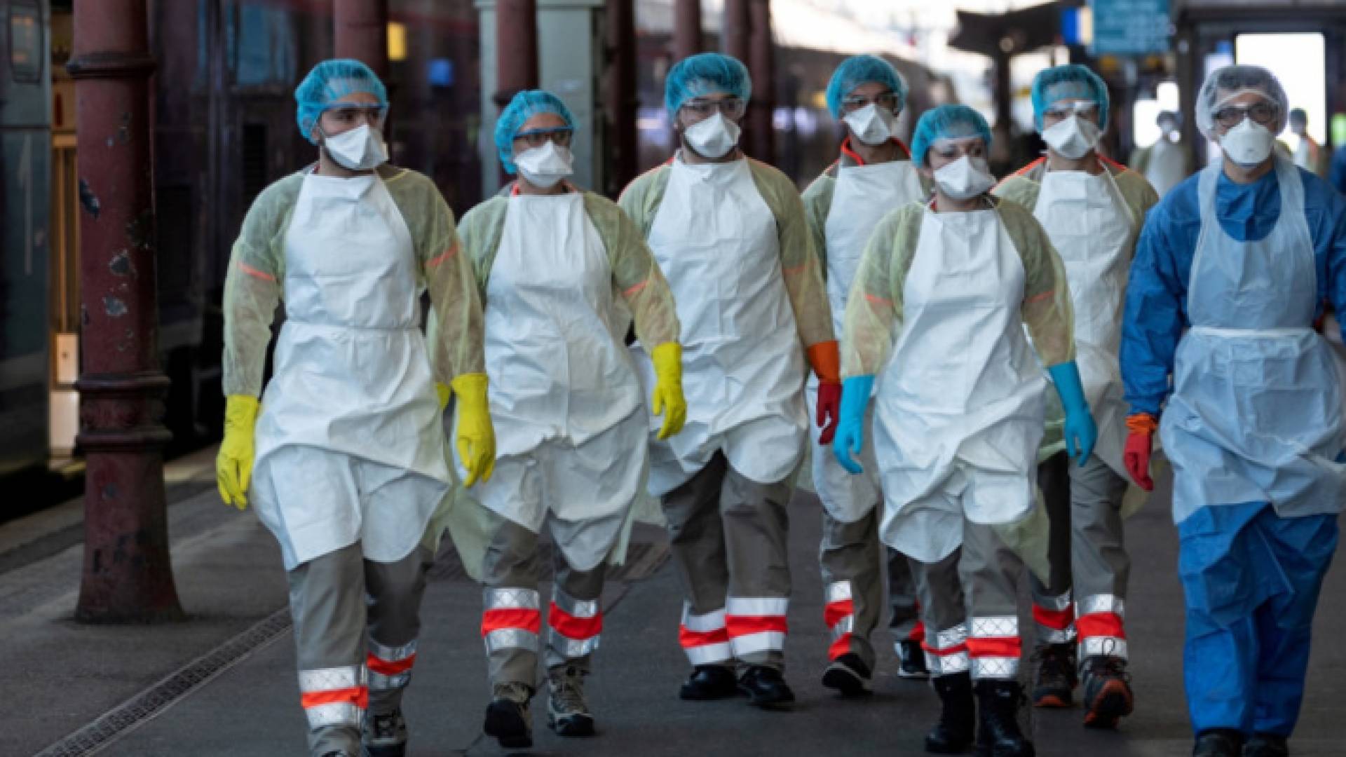 فريق طبي قرب محطة قطارات في ستراسبورغ بفرنسا