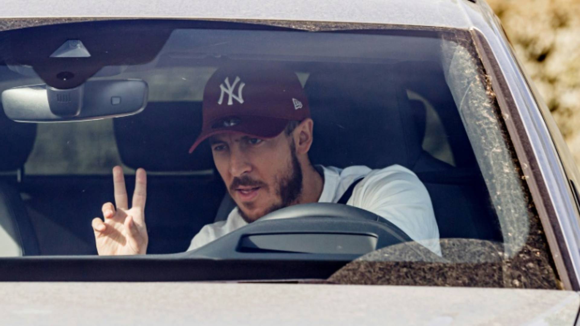 مهاجم ريال مدريد البلجيكي ادين هازار لدى وصوله مقر تدريب تدريب ناديه حيث خضع لفحص للكشف عن فيروس كورونا