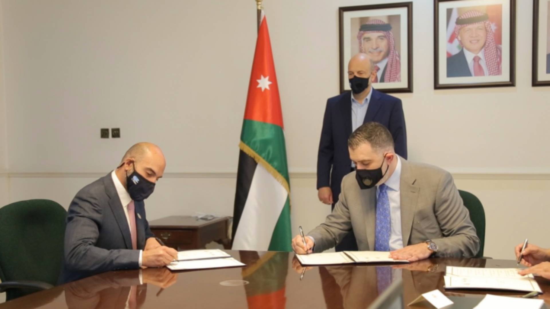 جانب من توقيع الاتفاقية