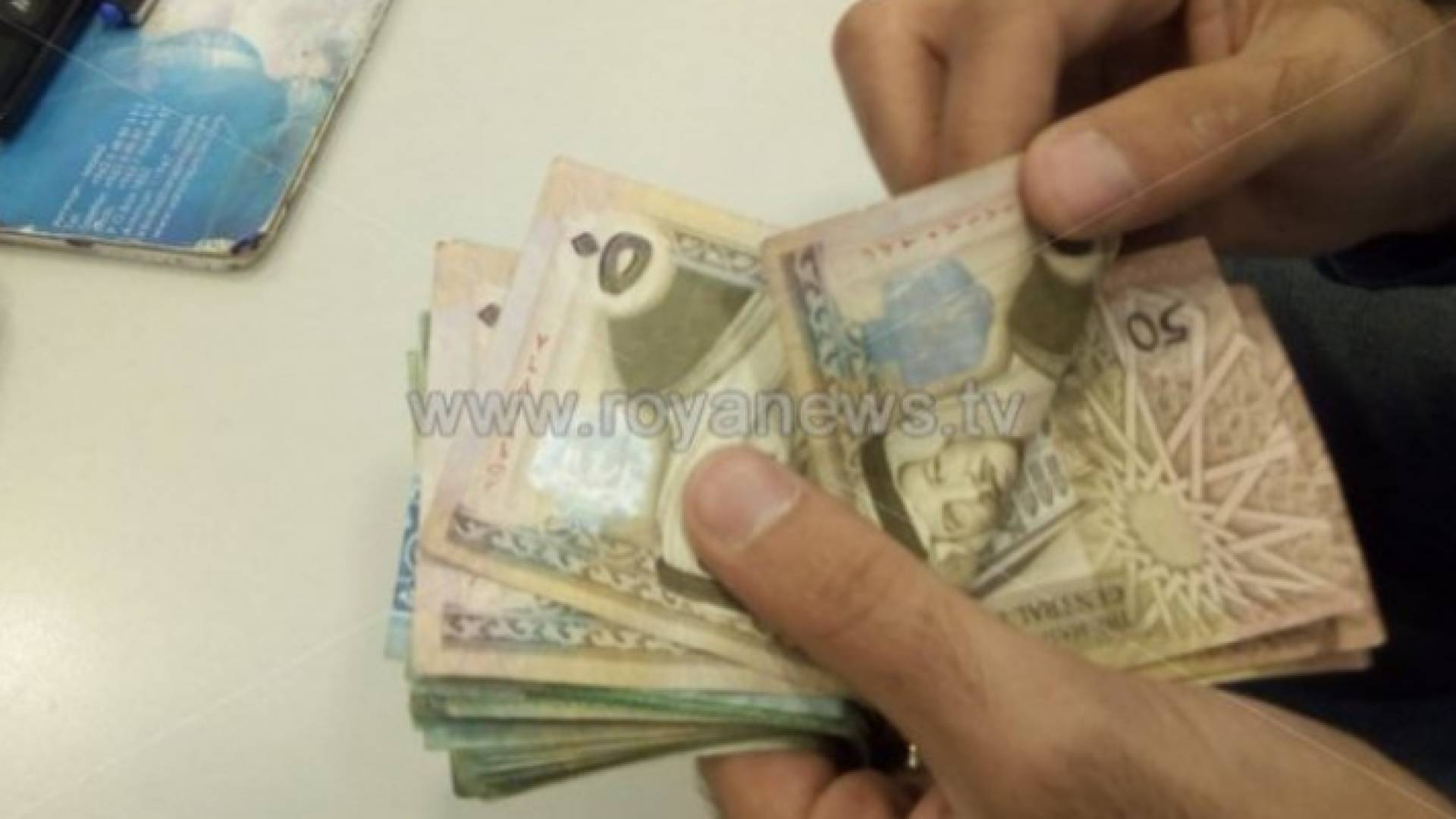 صرف دفعة جديدة من سلف التعليم والسكن والطارئة للعاملين بالتربية