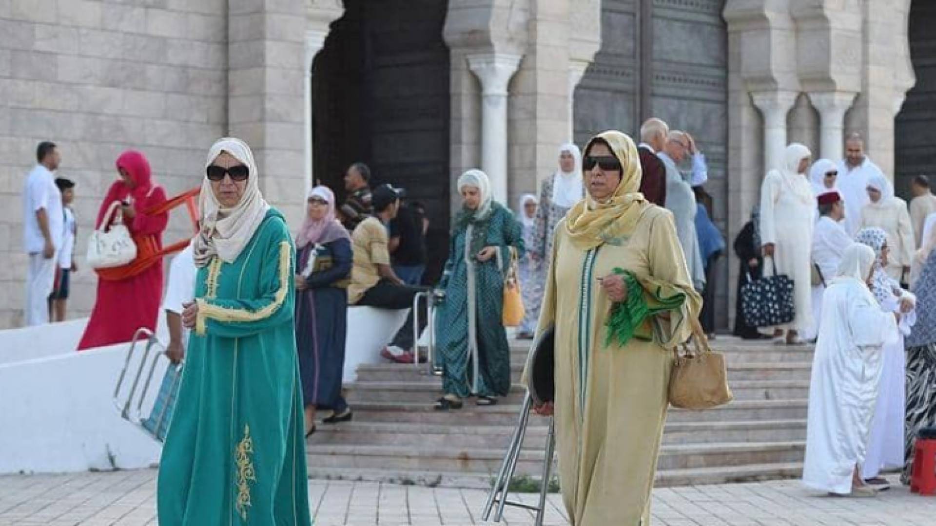 تونس تحدد موعد فتح المساجد والمطاعم ورفع كافة تدابير الحجر